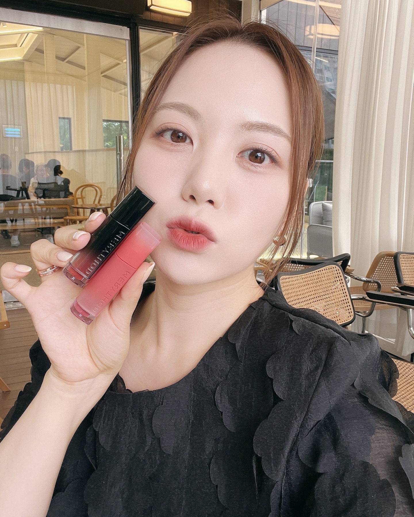 #협찬 

평소에는 메이크업하는거 되게 귀찮을때도 많은데
오늘은 완전 신났던거 있죠❣️

베이스+아이메이크업 딱 끝내놓고
마지막 립컬러 고를때 막 긴장되잖아요 ㅎㅎㅎㅎ!!
진짜 메이크업의 완성은 립컬러 선택인데

오늘 제 립컬러는 완. 벽. 그 자체ㅠㅠㅠㅠㅠㅠ🫶🏻
워낙 마른장미, MLBB 컬러들 애정하는데
우와…. 진짜 이번 #메리쏘드릴타투벨벳틴트 라인업 전체가!!!!!!

웜톤은 당연 찰떡 컬러일수밖에 없고
쿨톤도 완전 커버가능한 이 시즌 필수 컬러들이에요🥹❣️

저는 오늘 16 코튼브릭+ 21 헤이즐 투톤 레이어링했구요!
쿨톤이신분들은 14 스윗핑크 + 17 플로즈업 컬러 조합 추천🩷

ㅠㅠㅠ실물 컬러 진짜 너무예뻐서 기절이에용

게다가 은근 립 바르기 어려워서
투톤 레이어 예쁘게 안올라가지잖아요..!?

근데 #메리쏘드 #틴트 는
덧발라도 자연스럽게 블러처리한거처럼 스윽- 발려지고
발색은 또렷! 하면서도 과하거나 촌스럽게 올라가지 않아서
정말 딱! 색감이 물들면서 생기있게 변하는 그 과정이 진챠!!💗

매트립인데도 부드러운 마무리감에 완전 만족❣️
ㅎㅎ 립컬러 많이 타는 편인데
모든컬러가 다 어울리는 느낌이더라구요!

톤 고민하지 말구 가을 립 찾고 계시면
#merythod 진심담아 찐으로 #틴트추천 할게요❣️