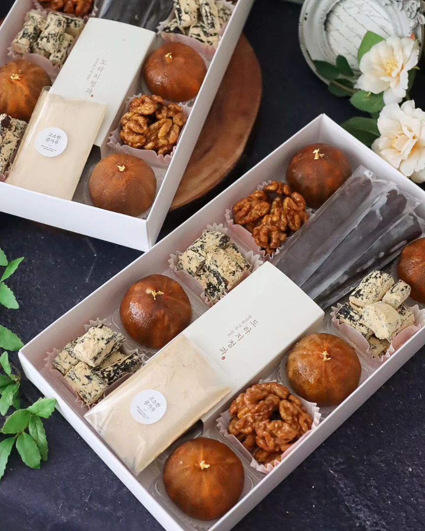 😍 .

설탕❌️ 조청만을 사용해
7번 끓이고 식히고  반복하고 
7일이상 말려 완성하는  꾸덕꾸덕 도라지정과 .

콩고물에 뭍혀 먹음 더 맛나쥬 ~

깨끗하게 전처리항 호두를 시럽에 졸여
오븐에 구워 쩐내없이 바삭한 호두강정 .

상주곶감안에 호두정과와 국내산 대추 잣 꿀 유자를 
꽉꽉채워 넣은 곶감단지 .

종합선물세트처럼 모두 담을 수 있는 세트 A-1 .

좋은 선물 되세요 💕 .

.
.
.

📢문의 및 가격문의는 
카카오톡 채널 👉 댕스플라워케이크 
<프로필 바로가기 클릭>

.
.

#인천설날선물추천 #설날선물 #인천설선물세트
#인천설날선물 #인천명절선물  #인천도라지정과 #도라지정과선물세트 #곶감단지 #인천곶감단지 #인천꽃송편 #인천청룡바람떡 #인천새해선물 #인천구정선물 #인천답례품 #인천떡케이크 #인천상견례선물 #인천환갑선물 #인천칠순선물 #송도설날선물 #청라설날선물 #인천기업선물 #주안설날선물 #동인천설날선물 #인천환갑답례품 #인천칠순답례품 #댕스플라워케이크