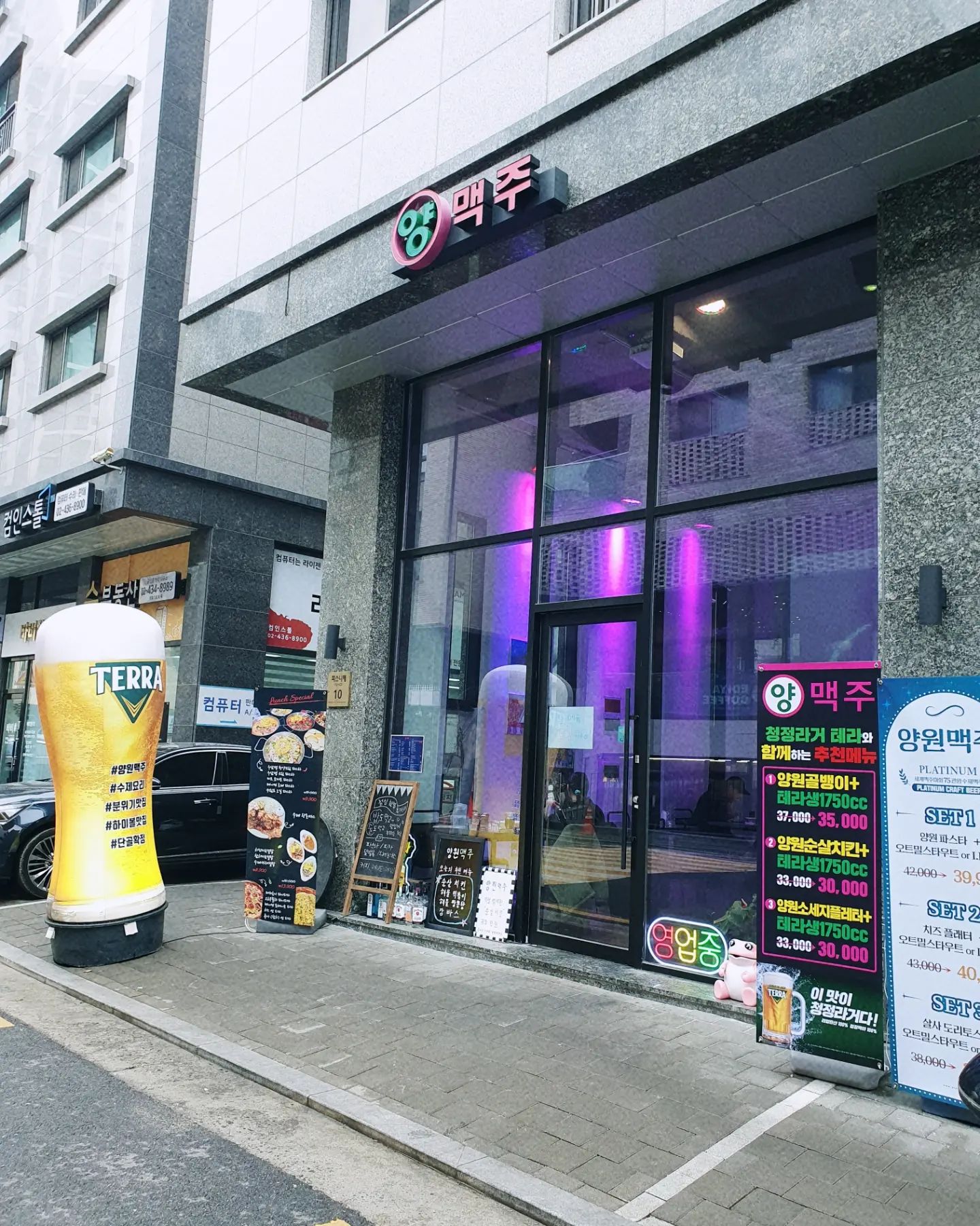 ⠀
🍻 양원맥주 🍻
⠀
📍 서울 중랑구 양원역로14길 10 1층
⏰️ 월-토 11:00 - 02:00
일 17:00 - 02:00
⠀
식사와 술을 동시에 즐길 수 있는 분위기 좋은
양원맥주 다녀왔어요 ~ 술 좋아하는 내가
이번엔 사정이 있어 런치 타임을 즐겼지 모예요 ☺️
⠀
천장이 높아 답답하지 않고 테이블 간격도
적당히 떨어져있어 좋더라구요 그리고
대형스크린도 있어 경기 있을때 보면 좋겠다는 👍🏻
⠀
파스타가 9,900원 이라니 맛도 좋고 가성비도
좋다보니 학생들도 많이 오고 꼭 술이 아니더라도
낮에 런치 이용하는 사람들도 많겠더라구요 : )
우린 거의 오픈때 갔는데 주문하고 좀 있으니까
손님들 오더라구요 ~ o(∩_∩)o
⠀
우린 우삼겹 크림 파스타, 베이컨 로제 파스타,
우삼겹 델리 덮밥 먹었어요 ~ 가격만 보고
양 적을것같아 먹다 몇개 더 시켜야지 했거든요 ^^*
오...노...양이 적을것 같다는 생각은 경기도 오산...
배불러서 더 못시켰어요 😅 파스타랑 덮밥 모두
맛있게 먹었어요 ~ ᕕ( ᐛ )ᕗᕕ( ᐛ )ᕗ
다음에는 하이볼이랑 소주 뿌시러 가겠습니다 !!!
⠀
#양원역맛집 #중랑구맛집 #양원맥주 #신내동맛집
#양원역술집 #분위기맛집 #우삼겹크림파스타
#베이컨로제파스타 #우삼겹델리덮밥 #분위기좋은집