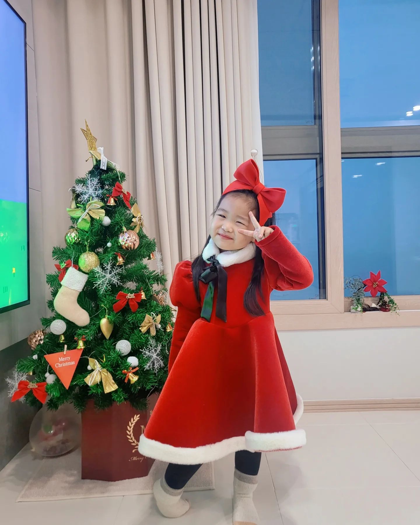 이쁜 지유공주❤️
 이제는 산타할아버지 안무서워하는
귀여운 4살🎅