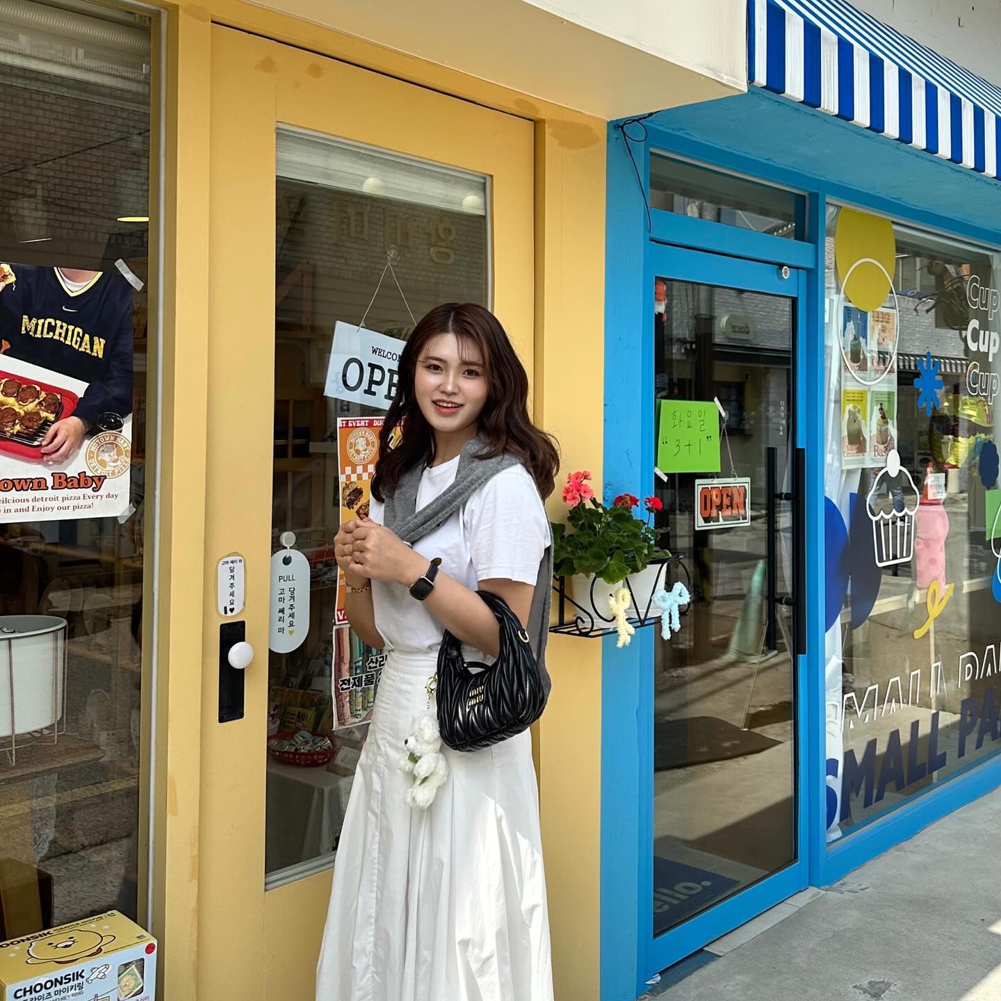 이사진의 포인트는

가방에달린 새로산 인형🧸
#maisondeabeille