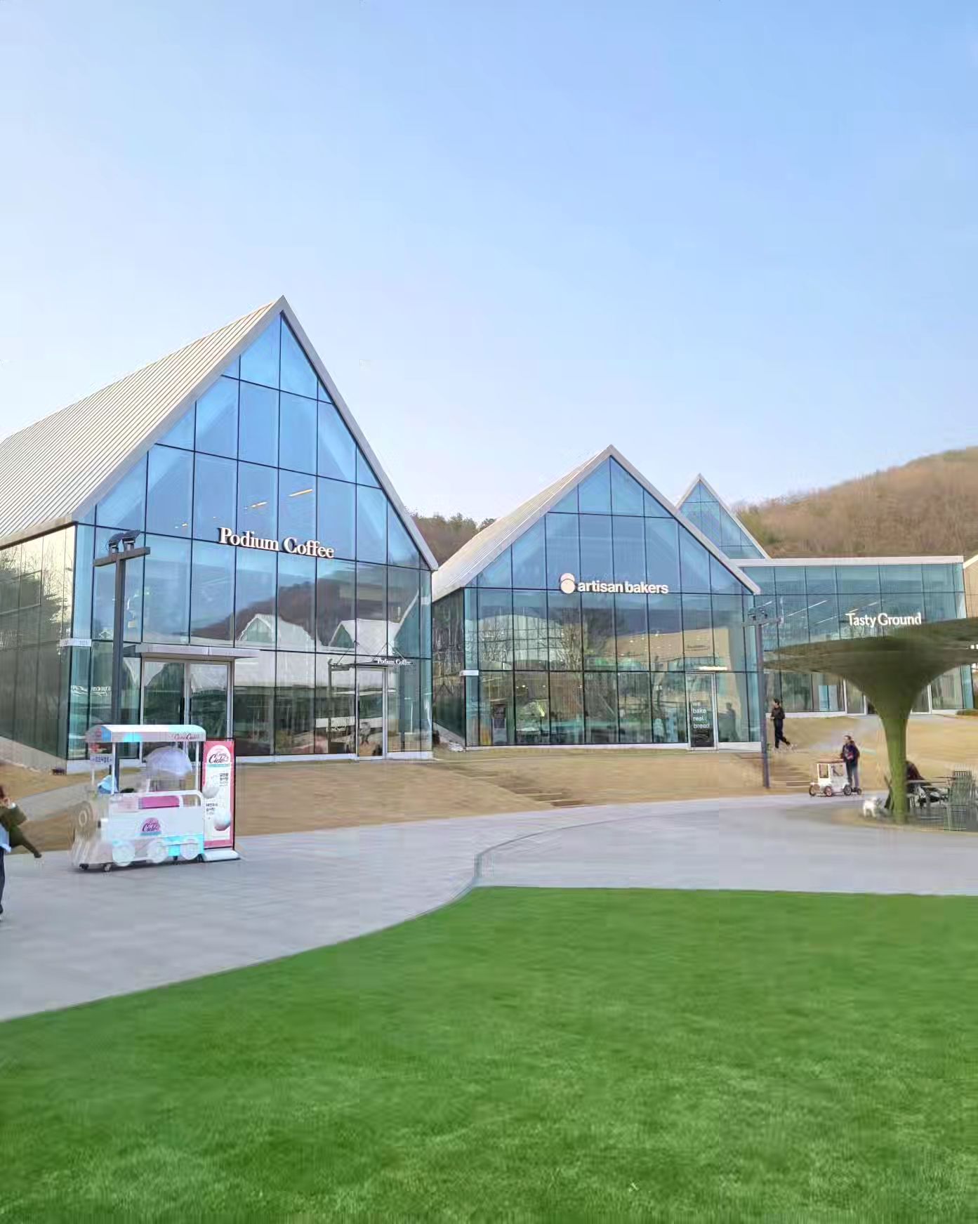 드디어 잔디광장이 오픈된 서울근교 아울렛💚

📍롯데프리미엄아울렛 타임빌라스 (의왕)

지난 주 오늘 이시간에 방문했던 타임빌라스 :)
실컷 뛰어다니면서 비누방울 🫧 놀이도 하고
참 즐거워했던 뽀아 ㅎㅎ

🚗 무료대여 가능한 전동차, 벤틀리자전거, 푸쉬카 등,
🎡 대형 키즈카페인 바운스 슈퍼파크,
📚 다양한 분리수업이 있는 시아북카페,
🎢 실외 대형 정글짐 놀이터 & 잔디광장

등등 놀거리가 풍성해서 시간이 훅훅 🤩

✔️ 4/5 to 4/18 기간동안 
"킨더조이" 팝업스토어가 진행 중이라
현재 잔디광장에 대형 킨더조이 초콜릿이 설치되어 있어요❕️🍫🤎