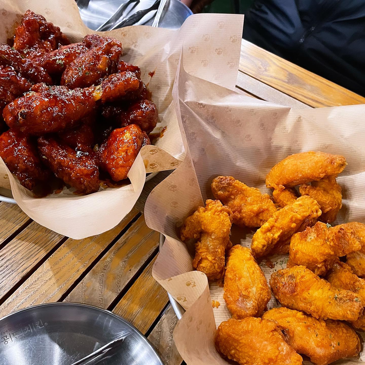 🐔1인 1닭 뿌시기 👊

맨날 먹어도 질리지않아🤣
#겉바속촉 내사랑 후라이드🍗

난 only 후라이드
넌 only 매운양념
후라이드 뺏어먹지마🤣

#공만치킨안산고잔점
#트위스트핫치킨 19.0
#윙봉후라이드 18.0

#야식메뉴 #야식메뉴추천
#야식추천 #야식타임
