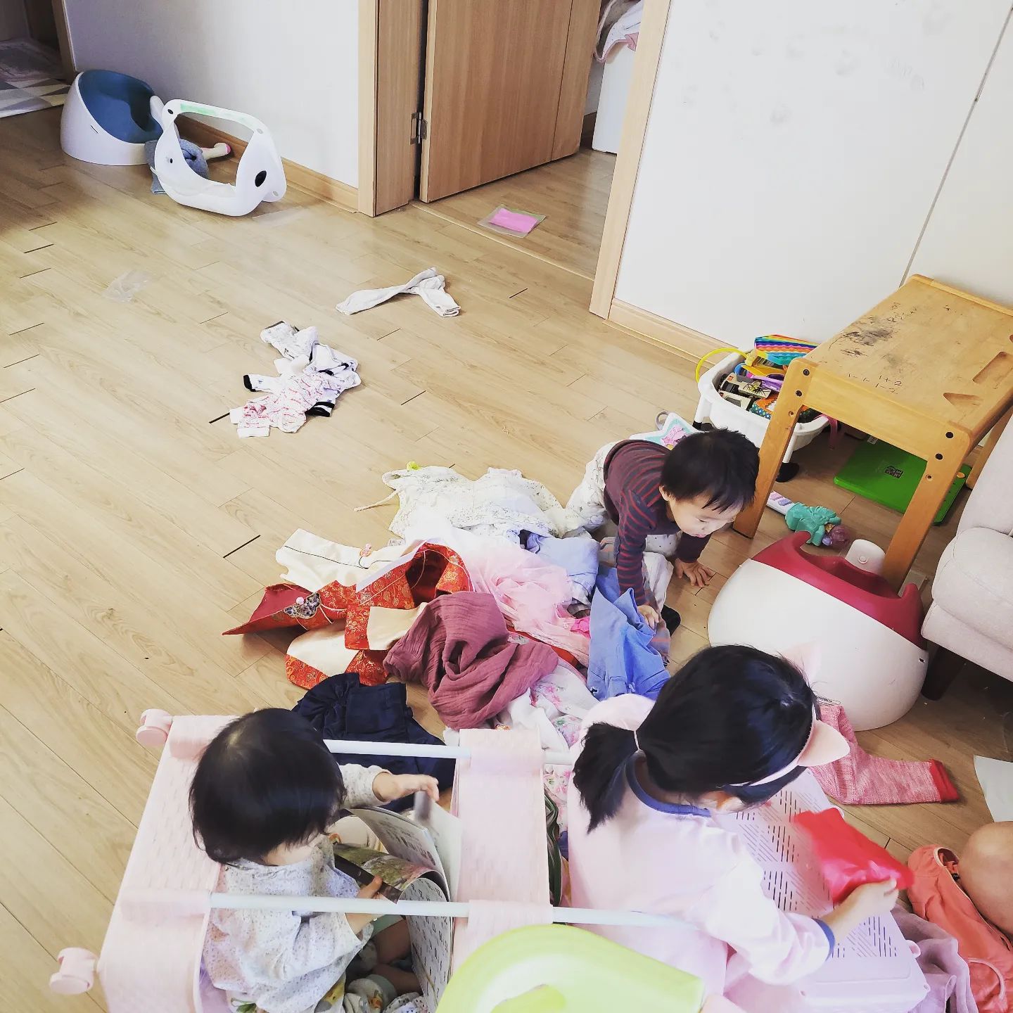 살벌한 삼남매육아현장입니다.
트롤리무너뜨리고 기차놀이를 해버리네요ㅜ
휴대폰(유튜브)을 너무 많이 보길래 엄마가 얼마든지 치워줄테니 놀이해라했는데..저 지경이 되버렸슴돠ㅎ

#쌍둥이 #이란성 #이란성쌍둥이 #남매둥이 #육아소통 #3남매육아 #삼남매육아
#삼남매육아그램 #삼남매맘 #애셋맘 #애셋맘스타그램 #삼남매집
 #남매둥이맘 
#삼남매일상 #현실육아 
#6세 #6세딸 #6살딸 #6살 #6살딸램 #쌍둥이일상 #육아일상