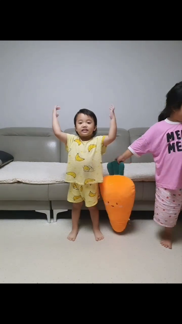 ...
요즘 어린이집에서 추석때 노래자랑한다고 여러가지 노래를 배워오는데..
가사 다 외우는거 왜이렇게 신기하냐ㅋㅋ
.
#그대없이는못살아 #노라조_슈퍼맨 #시골영감처음타는기차놀이 #울릉도트위스트 #아기돼지삼형제 다섯곡이나 연습중이라는데..
.
선생님이 말해준거 아니고 양또아가 다섯곡 연습한다고 노래를 다 말해준게 더욱더 신기🤩🤩🤩🤩
.
.
#4살아기 #쥐띠아기 #귀염둥이 #💜 
.