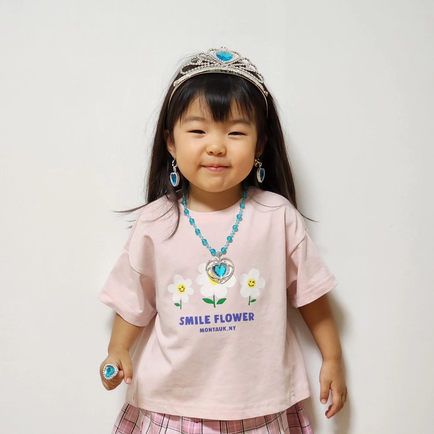 #지난일상
반짝이는 악세사리는 💍
그녀의 기분을 좋게하기에 충분했다

고모부가 받은 생일선물이었단건 함정🤣

#귀여워 #너가바로 #아기모델