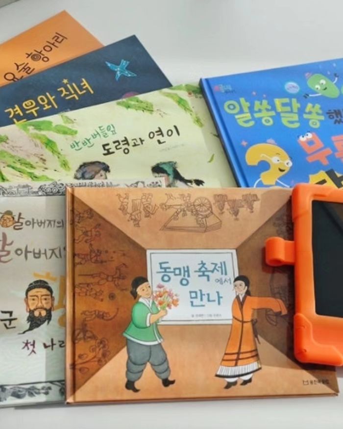 #광고

6월 호국보훈의 달을 맞아 우리나라 전래통화를 함께 읽어 보며 국가의 의미를 되새겨보고 나라의 소중함도 생각해보았어요!
전래동화를 통해 다양한 어휘를 배울 수 있고,아이들의 인성을 발달시킬 수 있어요.
상상력과 창의력을 쑥쑥 키워주며,의성어 의태어까지 배울 수 있어 좋네요💛💛
웅진북클럽 유아전집 오롱도로롱 옛이야기는 책과 함께 웅진북패드로도 읽을 수 있는데요〰️
책을 읽고 독후감상문도 쓸 수 있어 좋답니다.
한 단계 더 나아가 '우리나라 역사'에 대해 가르쳐줄 수 있는 스토리캡슐 우리역사도 함께 연계해서 읽으면 좋아요🙂🙂

#책육아 #놀이학습 #웅진전집 #6세전집 #6세전집추천 #전래동화전집 #오롱도로롱옛이야기 #스토리캡슐우리역사 #웅진북클럽 #웅진북패드 #웅진전집