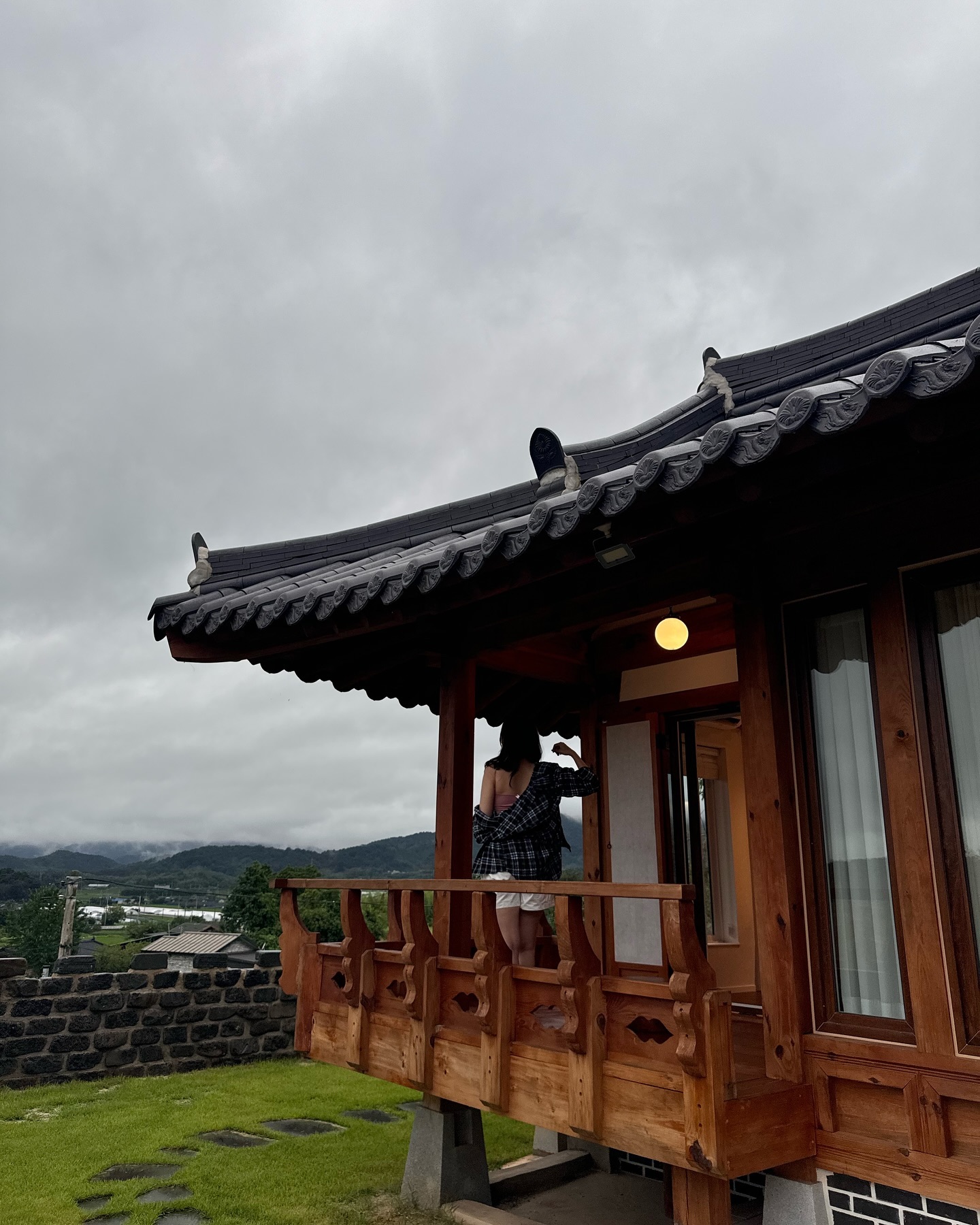 푸릇푸릇 들어서자마자 🎋
산뜻한 기분이 느껴지는 담양 윤달
푸릇한 잔디와 한옥이 너무 잘 어우러져서 기분이 업업☺️

숙소 내부는 더 아늑하고 예뻐요🫣
비오는 날에 가서 풀향으로
산뜻한 기분을 만끽하고 왔어요🦦

숙소 뒤로 멋진 대나무숲이 펼쳐진 풍경을 보니
벌써 힐링 되는 기분 🤍 🌿
 
담양에 자연적이고 다양하게 볼거리를 즐기고
숙소에서의 좋은 추억 쌓고 갈 수 있었습니다

.
.
.
.
.
📍전남 담양군 담양읍 오정길 20-30, 윤달 만월당
⏰입실 16:00 퇴실 12:00
👭기준 2인 최대 4인 방1, 침대1, 욕실 1