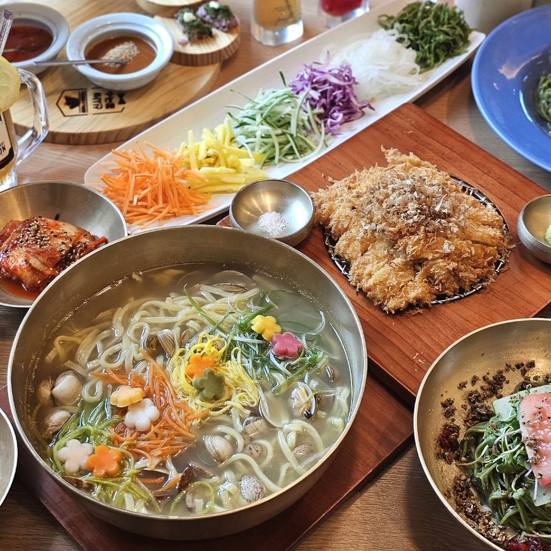 역시 여행엔 맛있는 음식이지!!
비쥬얼만큼 맛도 너무 만족스러운곳🩷

따끈한 음식 생각나는 계절ㅎㅎ
재료를 아낌없이 듬뿍 넣어 맛있는곳 #신사와칼국수

국물도 진하고 면도 쫄깃~ 푸짐해서 좋아요!

돈까스도 맛있는데 야채와 싸먹으니 더 맛있는👍
아이들이 먹을수 있는 메뉴도 있어서 가족외식 장소로 굿!!!

담양여행 가셔서 맛집 찾으시면 드셔 보시길
추천합니당🤔💗

#담양맛집#담양칼국수#담양맛집추천#담양돈까스#광주근교맛집
#광주콩물국수#담양콩물국수#신사와칼국수#먹팔소통#데일리