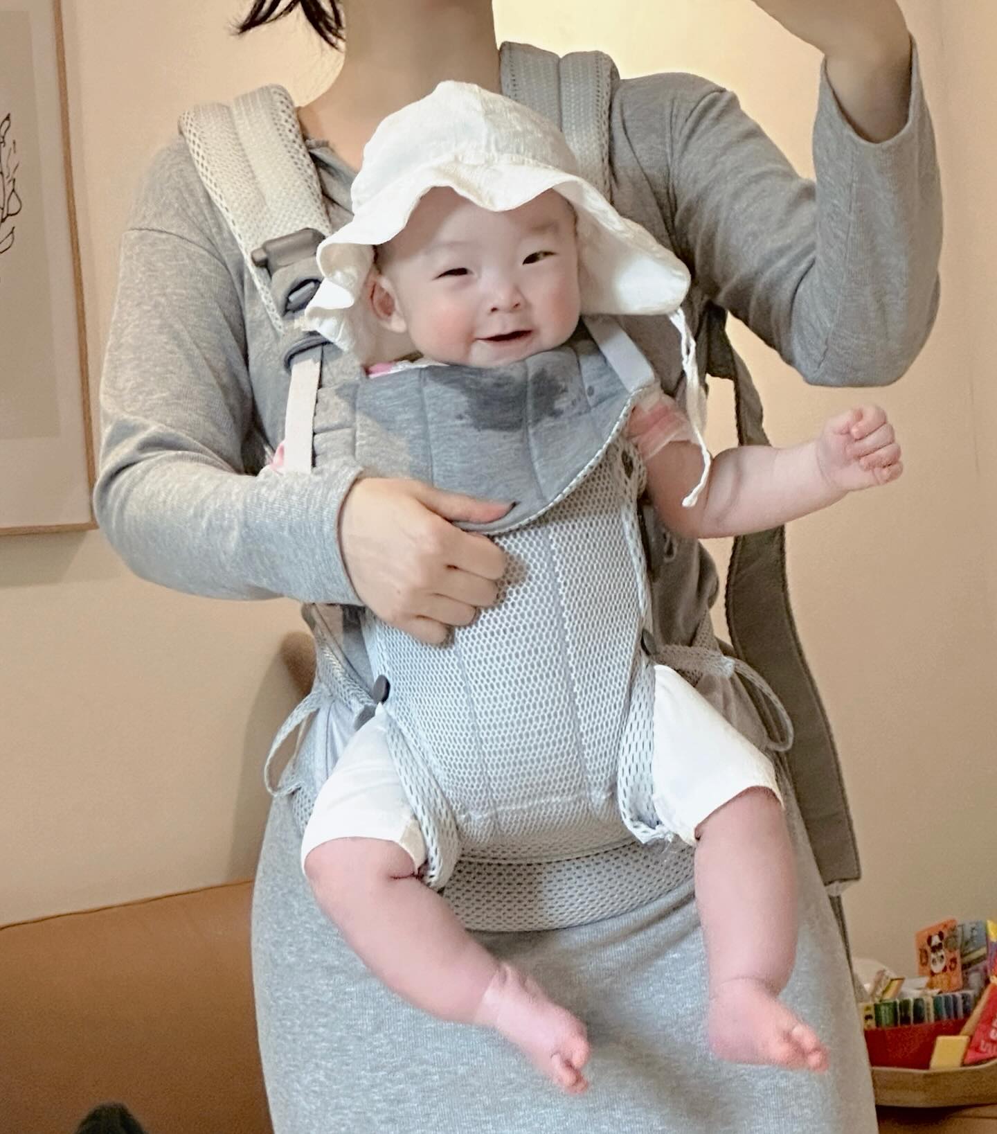 용맹이랑 집앞외출 🤭
밖에 나가는걸 너무 좋아해서 
E 아들 덕분에 i 엄마도 자주 나가게되네요
폭풍침흘리는중이라 금방 다 츅츅 🤤..

#아기띠 #베이비뵨 #엄마랑아기 #육아일기 #아들맘소통 #육아맞팔환영 #메가커피 #babysmiling #happybaby