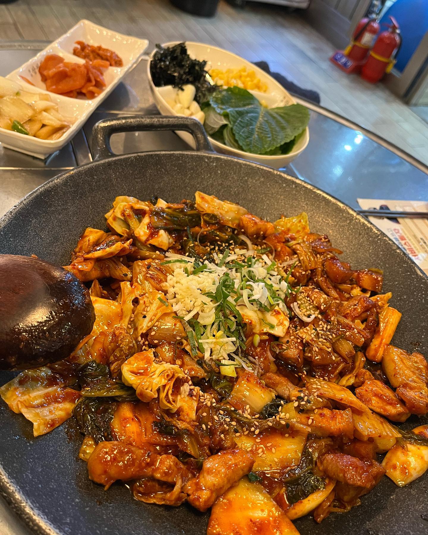 #교대삼산회관 ㅎㅎ 아름이랑 ㅎㅎ 
간만에 #출장 겸해서 사랑하는 #친구 도 만나구, 맛있는것도 먹고 ㅎㅎ

#송계옥 가려고 했는데 웨이팅 길어서 ~~ #방황 하다가 ㅋㅋ
여기도 맛집이라고 하길래 옴 ㅎㅎ 
달짝한 양념 넘 맛있넹 ㅎㅎ #돼지김치구이 ㅎㅎㅎ 

아주 #소주 를 부르는구나 ㅎㅎ 

셀프 #볶음밥 완전 미쳤음 ㅋㅋㅋㅋㅋㅋㅋㅋㅋㅋㅋㅋㅋㅋㅋㅋㅋㅋㅋㅋㅋㅋㅋㅋ 배 안고팠는데 결국 #과식 ㅋㅋㅋㅋ

피곤해서 일찍 쉬고 싶었는데 밤새 #수다 ㅎㅎ
오랜맘에 봐두 한결 같이 편하고 즐겁당 그리구 헤어질때 너무 아쉬엉 ㅠㅠ

다음주에 또 만나용 ㅎㅎㅎ
.
.
.
.
.
#삼산회관 #교대맛집 #교대 #교대역맛집 #삼산회관교대점