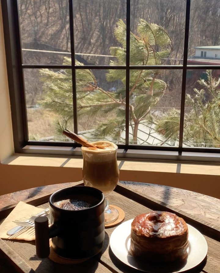 #협찬 양주 럿지카페 🐻☕️🍃
양주 차분한고 고요한 산장 느낌의 기산호수 뷰 카페“ 
눈•비 오거나 햇살이 들어오는 오전에 와서 탁 트인 창을 바라보며
따뜻한 핫초코와 디저트한입 먹어줘야 할 것 같은 감성 낭낭한곳••
따끈한 미트파이와 부드러운 라떼종류가 정말 잘어울려유☁️
특히 카카오 밤라떼,,💛 달디달고달디단,,✨
조만간 한번 더 올 예정•• 

.
.
.

#협찬 #럿지 #양주럿지 #서울근교대형카페 #서울근교카페 #데이트코스추천 #서울근교드라이브코스 #양주대형카페 #양주신상카페 #산장카페 #양주뷰카페 #양주카페추천 #미트파이맛집