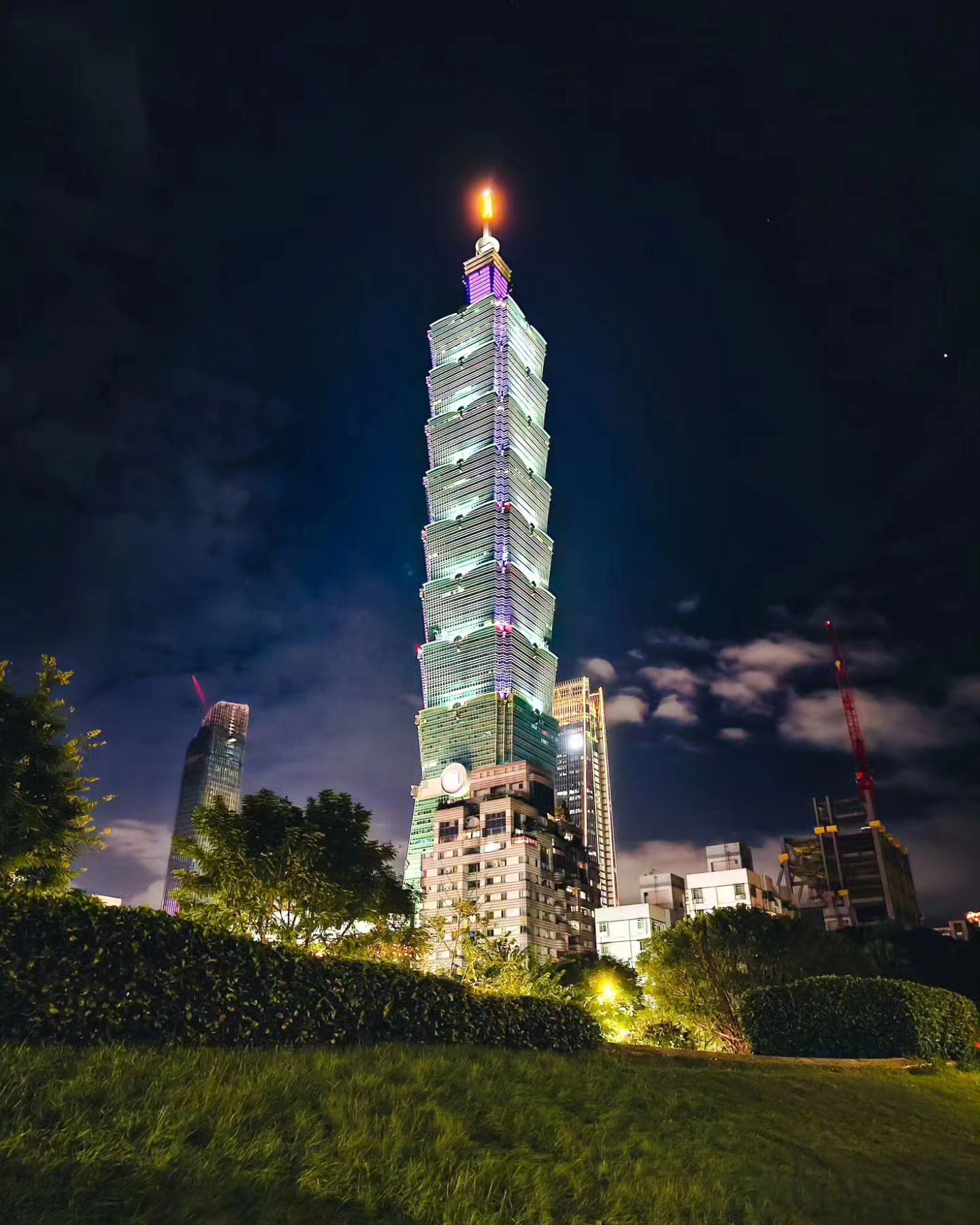 #나를사로잡는순간 

🌃✨️ 

📍 #타이베이101 #台北101
✔️ No.7, Sec. 5, Xinyi Rd, Xinyi Dist, Taipei City 110, Taiwan, ROC 

#R_대만 #대만여행 #대만 #대만여행코스 #타이베이 #타이베이여행