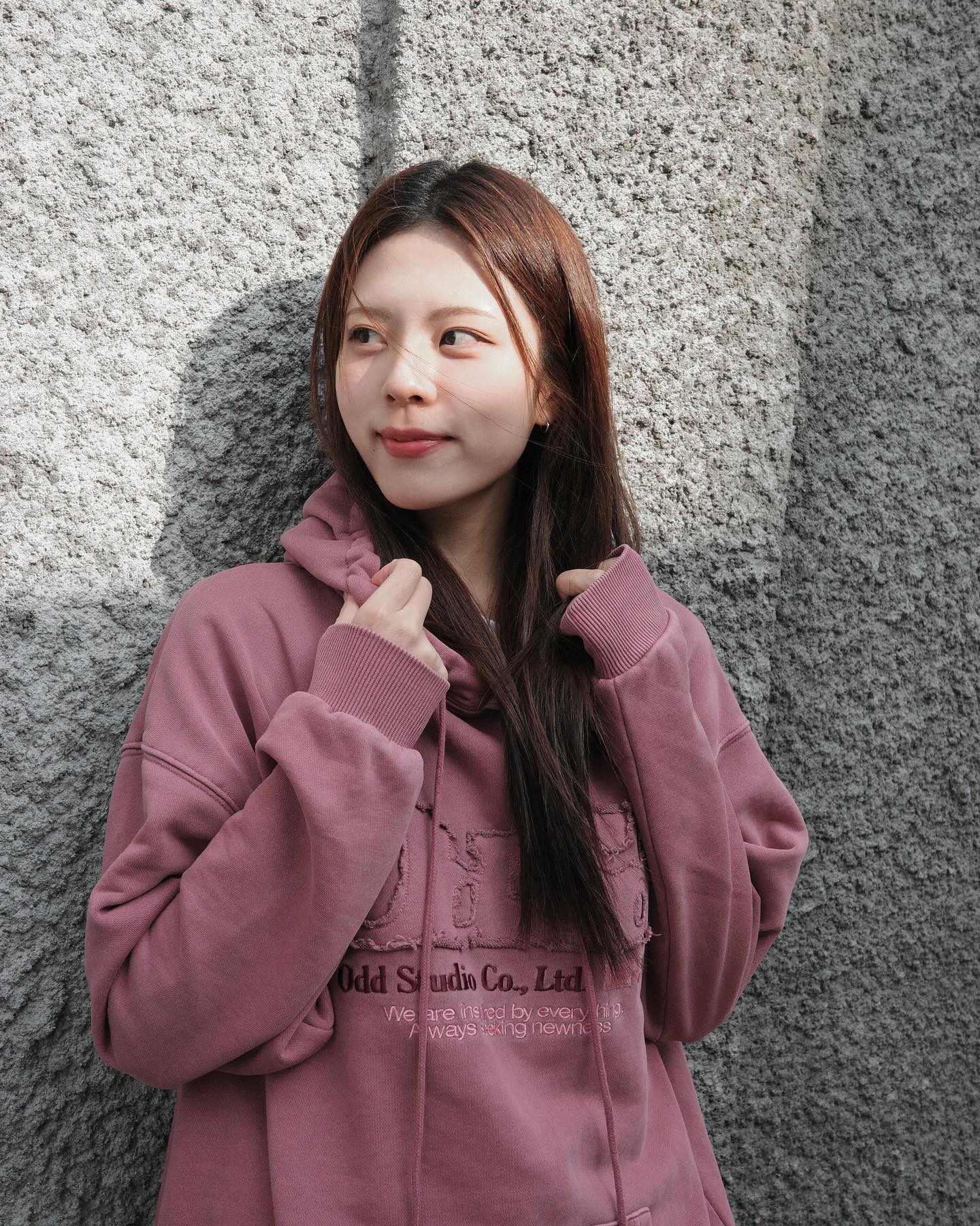#제품제공 최근 본 후드티 중에 색감 1등..🎀💓
로고 디테일도 힙하고 예뻐✨
오버사이즈로 낙낙하게 입으니까 휘뚤마뚤템 돼버렸어요 ♡
역시 후드티는 oddstudio_crew
#오드스튜디오 #후드 #후드티추천 #협찬