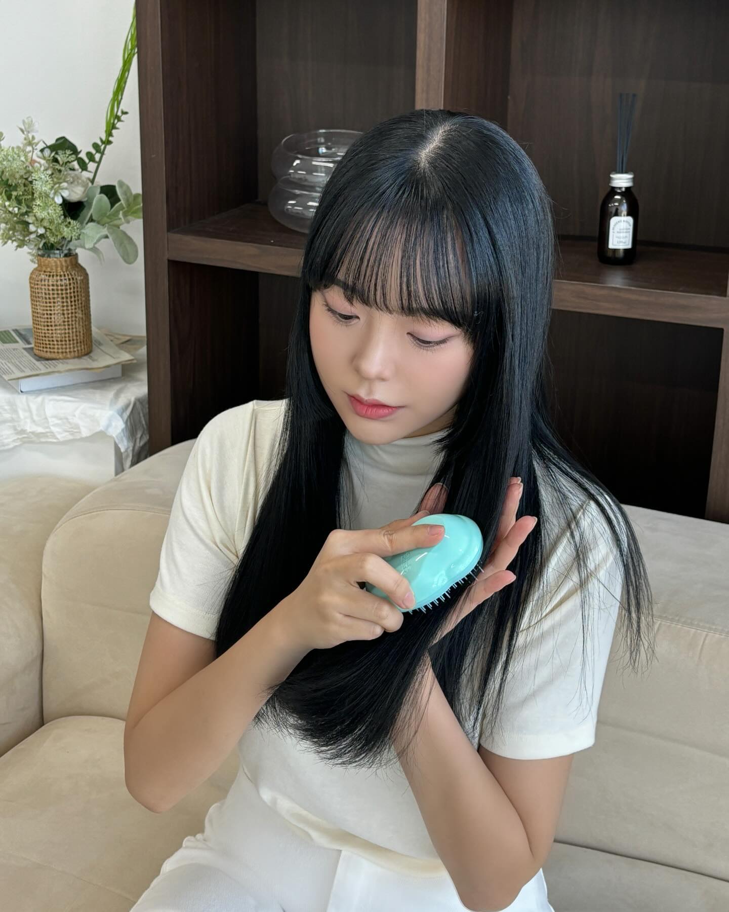 #제품협찬광고 
바람으로 엉키는 머리에 필수료 챙겨다니는 제품🌬️💨
tangleteezer_kr 탱글티저 브러쉬

제가 사용하는 제품은 ’오리지널 미니‘ 에요!

긴 브러쉬가 엉킨 머리를 당김 없이 잘 풀어주고 짧은 브러쉬 모가 큐티클을 닫아주어 머릿결을 부드럽게 정돈해주고, 사이즈도 휴대성이 좋다보니 머리숱부자의 장모인으로서 늘 챙겨다니는데 한 손에 쏙 들어와서 너무 좋아요🩵

 #TANGLETEEZER #탱글티저 #MonstersHairSalon #몬스터헤어살롱 #오리지널미니 #인마이파우치 #헤어케어 #머릿결관리 #올리브영헤어브러쉬 #올리브영추천 #올리브영추천템 #올리브영 #브러쉬 #브러쉬추천 #헤어관리