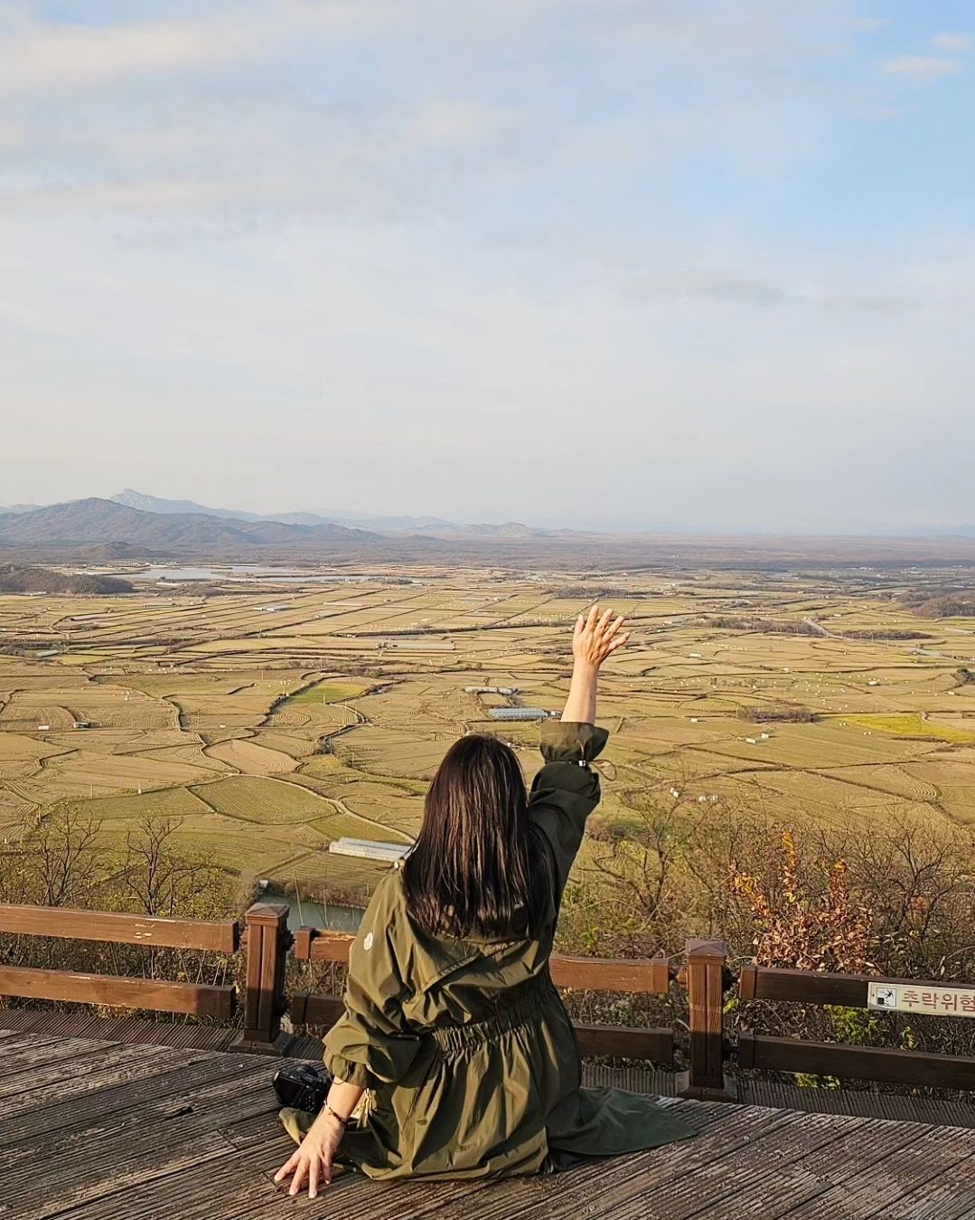 #제작지원 
gangwon_state

여긴 꼭 가봐야해요!
🌾🌾🌾🌾🌾🌾🌾
모노레일 타고 소이산정상에 올라가면
철원평야와 백마고지를 볼 수 있는
소이산전망대가 있고

🚞
철원역사문화공원 근대문화거리에는
극장,학교,은행,경찰서, 약국등 당시
번성했던 철원의 시가지 모습과
다양한 체험을 할 수 있어요

📍소이산모노레일
  인기가 많아 예약은 필수!
 (운좋으면 현장 구입가능)
💰성인 5,000/어린이 3,000
  철원문화상품권 3천원 받아 
  철원에서 현금처럼 사용해요

🎭 주말엔 공연도 볼 수 있어
  지루할틈이 없어요^^

#소이산전망대 #철원여행
#철원가볼만한곳 #철원역
#철원역사문화공원 
#소이산모노레일 #철원평야
#백마고지 #국내여행 #강원도여행
#구석구석 #전망좋은여행지