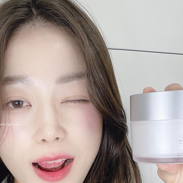 쑤🍑🐳 on Instagram: "#협찬 @tomtittot_kor_official 톰티트토트 
💡W7 WHITENING CREAM 100ml

피부노화 확실하게 잡아주능 프리미엄 미백 기능성 크림✨
안티에이징되고 있구나가 눈에 보였던 화이트닝 크림🤍
피부 속 멜라닌부터 케어해소 기미 발생 스탑❕
피부미백은 구냥 따라오능거자너🏃‍♀️ 
노벨상 받아버린 멜라닌 분해 원료🔬효과 도라버렷자너🫢

저분자 콜라겐이라 샤악〰️ 피부에 먹어들어가버리기❕
샤베트같은 가벼운 제형이 바르면 호다닥 흡수되능디❕
자고 인나서 거울보면 신생아마냥 잔거같이 매끈한 내 피부🙊

월귤나무 잎 추출물 알부틴으로 피부에 조명 키고💡
톰티트토트만의 상징👑 PDRN 연어 DNA 원료능
비싼몸답게 주름 짱짱하게 잡아죠서 피부에 탄력 댑악👍🏻
나 9일 썼능디 피부 증맬루 맨들 투명✨ 맘에 들어버리기🫶🏻

#tomtitot #톰티트토트 #W7WHITENINGCREAM #kbeauty #에스테틱화장품 #koreanskincare #에스테틱화장품 #비건인증 #vegancosmetics #koreancream #whiteningcream #whitening"