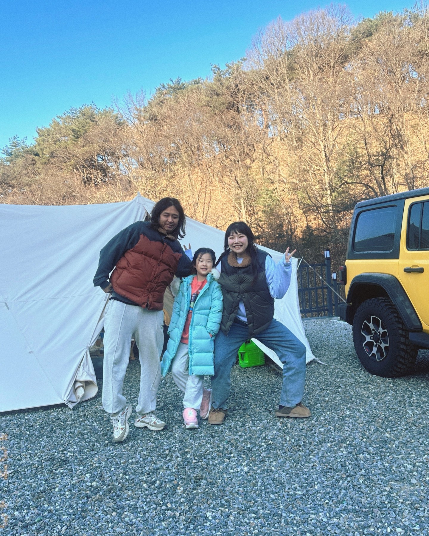 팅커벨 덕분에 
이렇게 좋은 #포천키즈캠핑장 도 와보네요 
신나서 인증샷 찍은 우리 어떤데? ㅎ 

5성급 키즈 캠핑장으로
관리동, 샤워실, 개수대, 세면대, 화장실 
모든 공간의 인테리어를 고급스럽게 신경쓴게 느껴져요 

타프동 천정과 좌우측 우레탄창이 자동으로 올라가
환기에도 좋아서 신나게 캠핑 즐기기 

무엇보다 온수 수영장 여기 진짜 아이들 천국이에요 
한겨울 따뜻한 수영장에서 같이 수영하고 놀기도 좋고 

공용공간 개수대 옆에는 
냉장고와 전자레인지, 구급함 등이 비치되어 있어서 굳!

캠프다온 
예약은 2박이상 운영
경기 포천시 영북면 방골길 688-11

#경기도키즈캠핑장 #신생캠핑장 #키즈캠핑장추천 #가족캠핑장 
#캠프다온 #포천캠핑장 #키즈캠핑 #온수수영장 #호텔급편의시설 #힐링캠핑