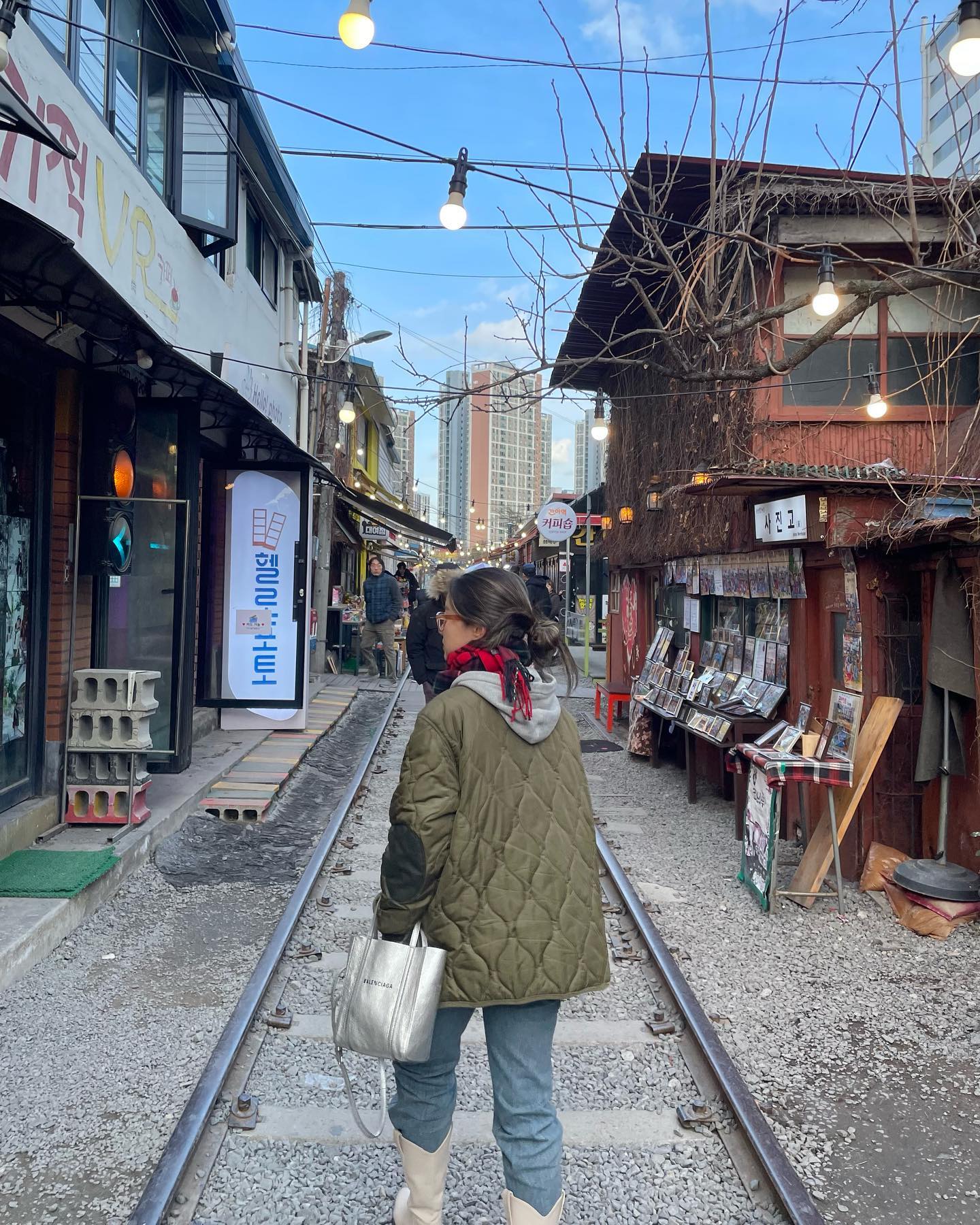 #군산여행 1🛤️🍭🎞️🍖🍹
#군산철길마을
넘 추운날이었지만 재밌었다!!!!ㅋㅋㅋㅋ
달고나만들기, 흑백사진찍기, 풍선다트, 캐리커쳐, 
군것질거리, 원데이클래스,  소품샵 등등 
소소하게 데이트하기 좋음 !

#군산떡갈비
맛집 안알아보고 갔더니 힘들었음..
진갈비 한우떡갈비가 유명하대유 ㅎㅎ

#로컬bar거리
위스키 칵테일바, 오뎅바, 이자카야 등 
여러 컨셉의 술집거리!
커플들 많았음👍🏻