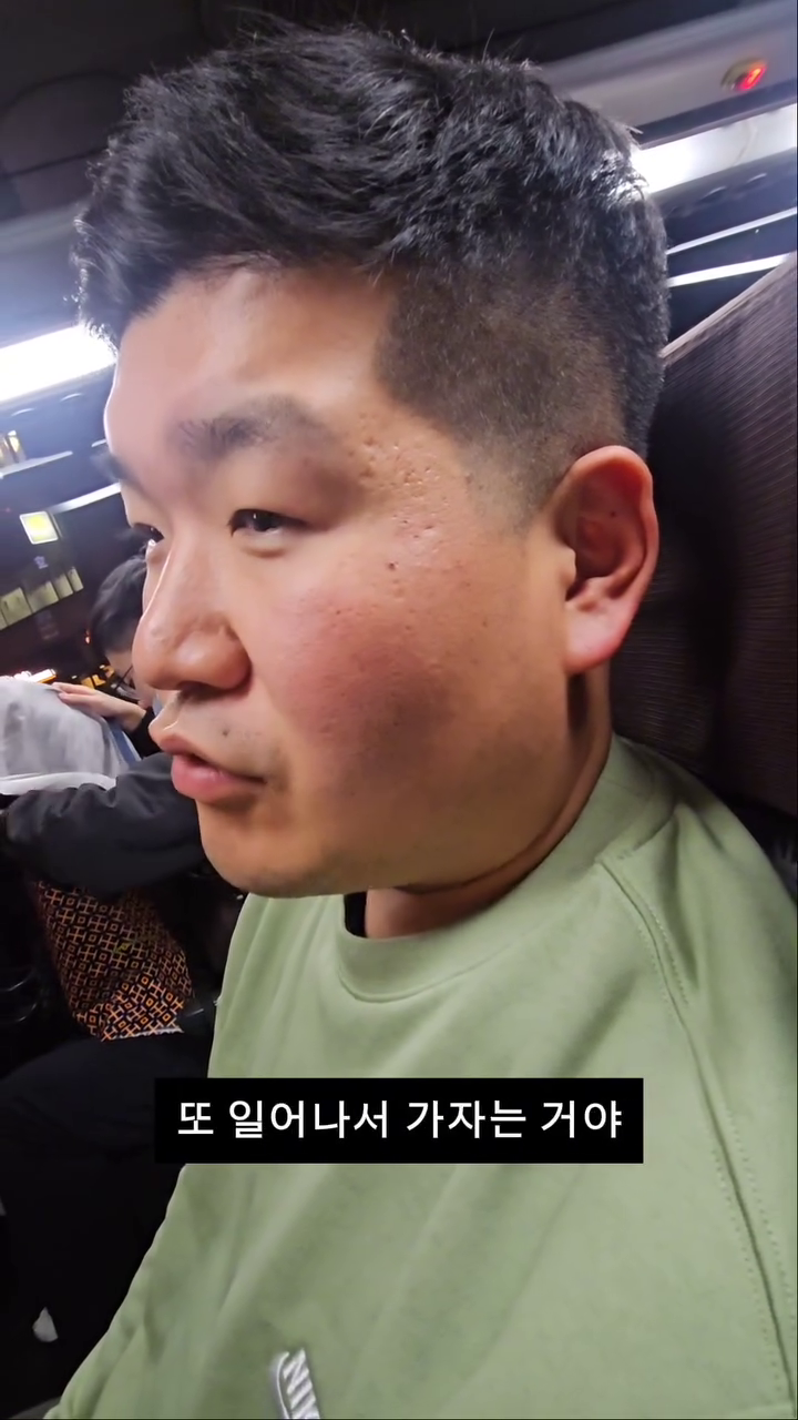 김주언씨랑 여행하면 
이렇게 빡셉니다!!🤣🤣🤣

하루 3만보는 기본 
일단 돌격!!!!

오늘 아침엔 다리가 정말 안움직여져서
디즈니 오픈런 포기했지만
지금 가는 길에 후회합니다ㅋㅋㅋ
그래도 자주 오지도 못하는데 일찍갈 걸...
원래 되는대로 하자주읜데
남편이랑 오래 살다보니 남편화 되가는듯ㅋ

오늘은 일본도 윽시로 추운데
디즈니 가는 날 기가 막히게 또 잡았당^^
역시 나의 💩촉 인정~♡

마지막 일정도 잼게 놀다가자❣️

(그나저나 왤케 김준현같은거야...부운거라는데 영~🐷)