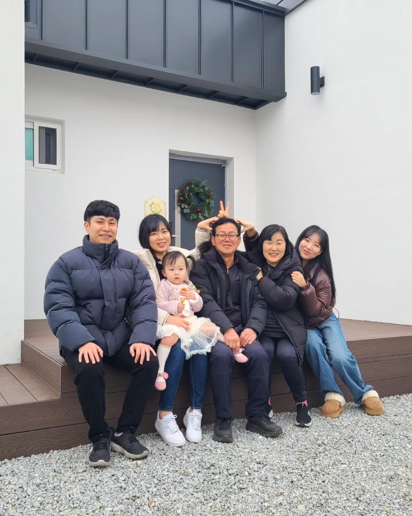 #가족여행 
사랑하는 우리 가족들과 예린이 생일&연말파티🎉
예린이가 아파서 걱정했는데
걱정과 달리 풀장에서 신나게 놀았답니다
사실 예린이보단 어른들이 더 재밋게 놀앗다는거🤣

펜션도 진짜진짜 너무 예뻐서 감동했다는거😍
강릉오면 꼭 가야하는 별달보라 펜션이예요🫰🏻
독채풀빌라에 아이들을 위해 복층에 놀이방까지
모든게 완벽했던 날이였답니다❤️

🎀b_d_stay

2023년도 우리가족 모두 수고했습니다🩷
2024년도 더 행복한 날들만 있기를...🙏🏻

#오늘도_여전히_귀여운_남예린