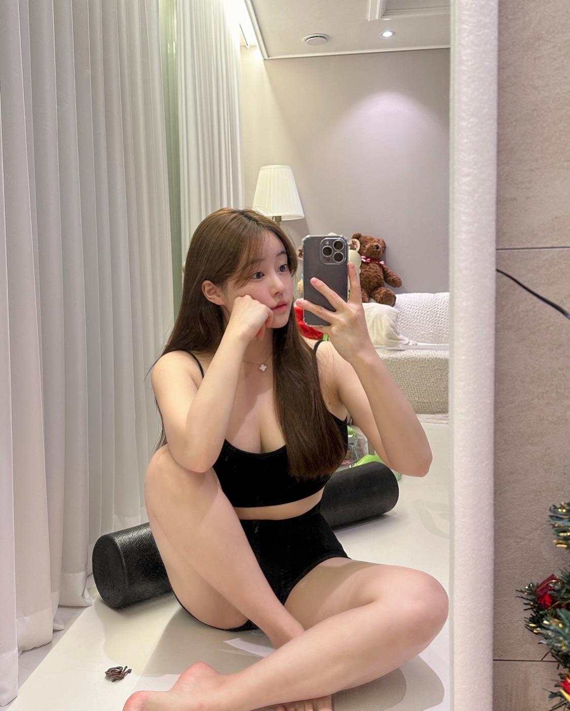 다들 새해 잘 보내셨나용
벌써 12일이나 지났네요!!🥹
다들 목표하신건 이루고 계신지 궁금해요!!
⠀

저는 2024년도가 되면서 아가 첫니와
이유식 콧물감기 접종 그리고 영유아검진까지
정말 정신없는 나날의 연속이라.. 목표는 커녕..
인스타도 못한.. ㅎㅎ (화장을 한게 언제더라..🥹)
이렇게 시간이 지난줄도 몰랐던거 있죠
이와중에 팔로우가 늘어있다니!!! 감사해요..💜
⠀

✔️연말 연초로 살도 늘고 게으름도 늘었는데
다이어트 시작겸 매번 다이어트로 문의를 많이 주셔서 공유해용

제가 자주하는 다이어트는 📍작심삼일 다이어트 인데

삼일 다이어트하고 하루는 맛있는걸 먹으며 쉬는 다이어트에요!
해본 것 중에 가장 효과가 좋았는데 제 루틴은

▫️ 일어나서 공복 유산소 운동하기
(ex. 실내자전거, 걷기,계단오르기)
▫️ 아침 사과케일 주스로 디톡스하기
▫️ 물 2L 틈날때마다 먹기
▫️ 굶지않고 먹는데 가공식품말고 자연식!으로 먹기!
 (ex. 치즈도 가공이 아닌 자연치즈로 표기된걸 드세요!)
▫️ 당이 많은 과일 제외, 탄수화물 밥대신 오트밀 먹기!
(30g 116칼로리인데 포만감이 좋아요! 식감도 굿! 
진서연님 레시피가 요즘 좋더라구요!! ㅎ)
⠀

대신 삼일간은 루틴을 잘 지켜주셔야해요!! 
이렇게 하고 하루 먹고싶은걸 먹으면
입터짐을 방지할 수 있어요!! 다들 치팅데이를 주말로 하는데
전 인내심이 좀 짧은편이라.. 그렇게 계속 하다보면 
식단에 대한 강박도 덜해지고 요요없이 살을 뺄 수 있는!! 
여기서 욕심이 생기면 근력운동을 추가하고 
식단을 좀더 타이트하게 하시면 숨어있던 복근도 볼수있어요!
⠀
⠀

저도 연말 연초에 뱃살이 다시 오동통해져서
다여트 다시 시작!! ㅎㅎ 아무래도 출산을 해서
그런지 육아맘님들에게 문의가 많았어서
제가 다이어트를 더 열심히 해보고 추려서 릴스로
조만간 육아하면서 운동할 수 있는 꿀팁 공유해볼게요!! 

#육아맘 #출산후다이어트 #관리하는여자 
#새해다이어트 #새해다짐#작심삼일다이어트