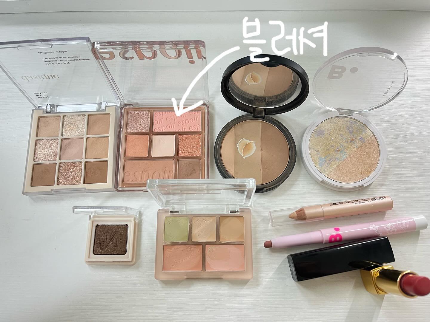 오늘의 #motd 

-두번째장 위에는 투쿨포스쿨 1호샤이닝린넨제품 아래쪽은비바이바닐라라이라트제춤이에여 둘다 반짝임이 화려해요✨✨

▶️#데이지크 #데이지크섀도우팔레트 #07밀크라떼 
▶️#에스쁘아 #에스쁘아리얼아이팔레트 #애프리콧미 
▶️#데이지크 #데이지크싱글섀도우 #에스프레소 
▶️#맥퀸뉴욕 #페이크업3색쉐딩 
▶️#비바이바닐라 #치어플래쉬하이라이터듀오 #01moonflash
▶️#루나 #루나컨실블렌더팔레트 #클리어커버 
▶️#투쿨포스쿨 #아트클래스프로타주펜슬 #1호샤이닝린넨 
▶️#비바이바닐라 #스머징립펜슬 #BE02누드베이지