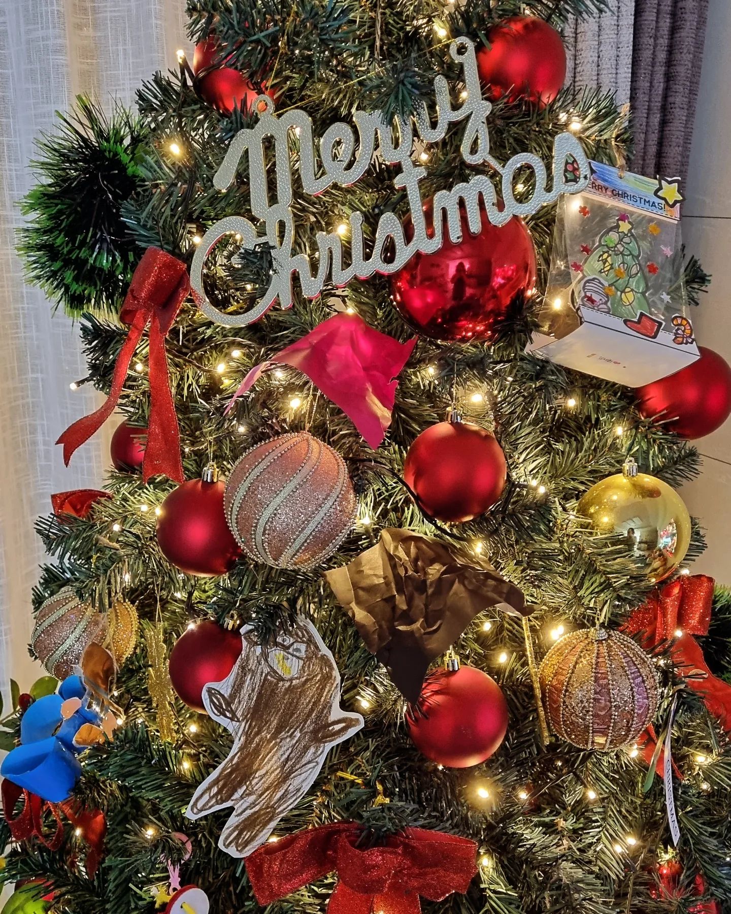 우리집 크리스마스 트리에
이번에는 아이들 작품이 
아주 많이 걸렸네 〰️🌲✨️
-
울 애기들...
벌써 많이 커서 
트리 장식도 만들고 크흡😢
-
이렇게 아기자기하고
귀엽고 순수한 날들이
오래가길 🫶
-
#햅삐뉴이어
#해피뉴이어 #메리크리스마스
#크리스마스트리
#연말 #육아일기