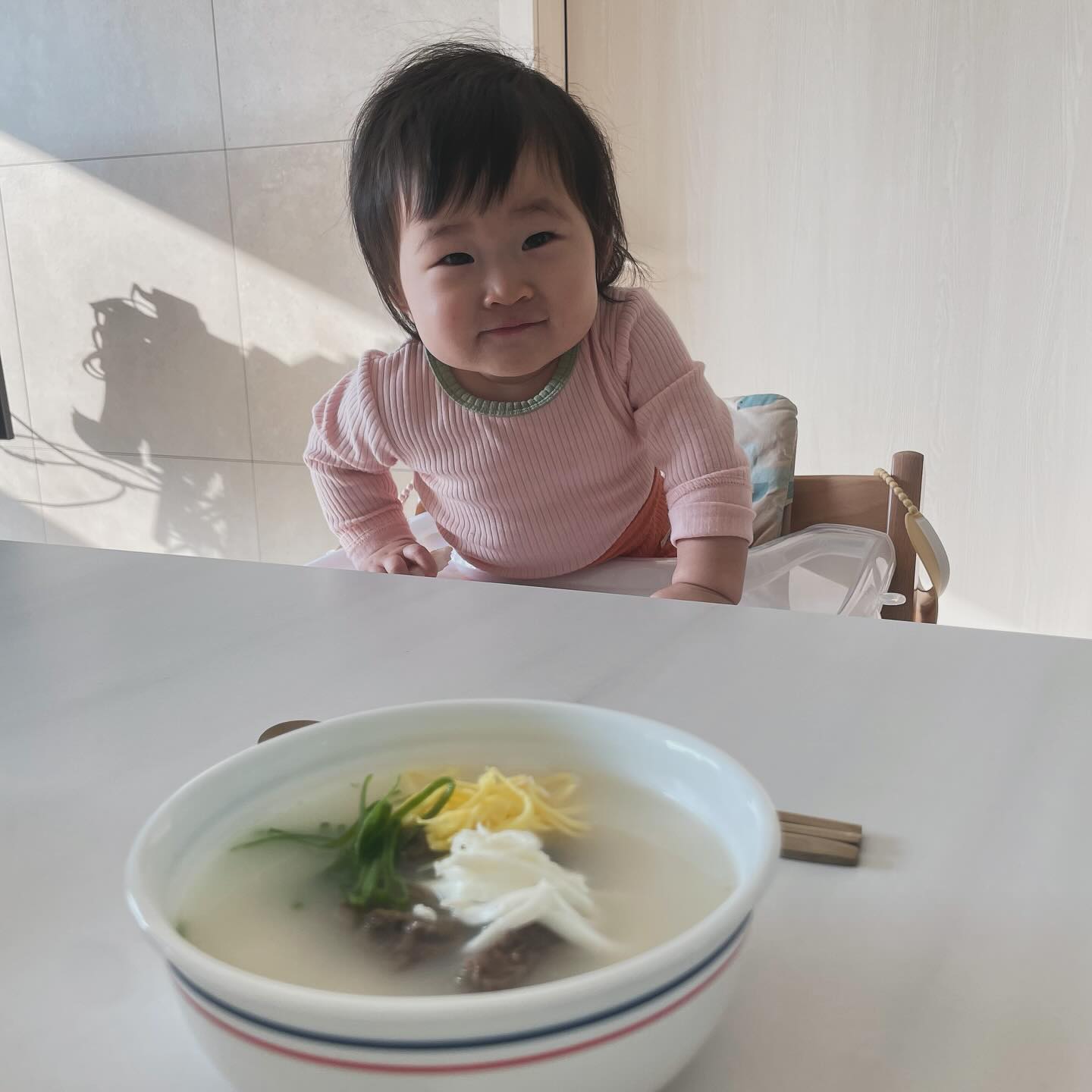 +343일
새해복 많이받으세요🧡💜
엄마아빠는 떡국먹고 도아는 떡뻥으루..

할미표 사골에 떡국 먹이고싶었는데
게으른 애미가 기름 제거도 못해줘서
올해는 떡뻥으로 떼웠서유🥲

대신 곧 유아식 시작하니까 그때 맛있는거 많이먹쟈..

그나저나 유아식 하시는분들 팁 있을까요..?
공부는 하고있는데 이유식 처음 시작할때보다 더 막막해요😭

#2024#신년#떡국#떡뻥#이유식#유아식