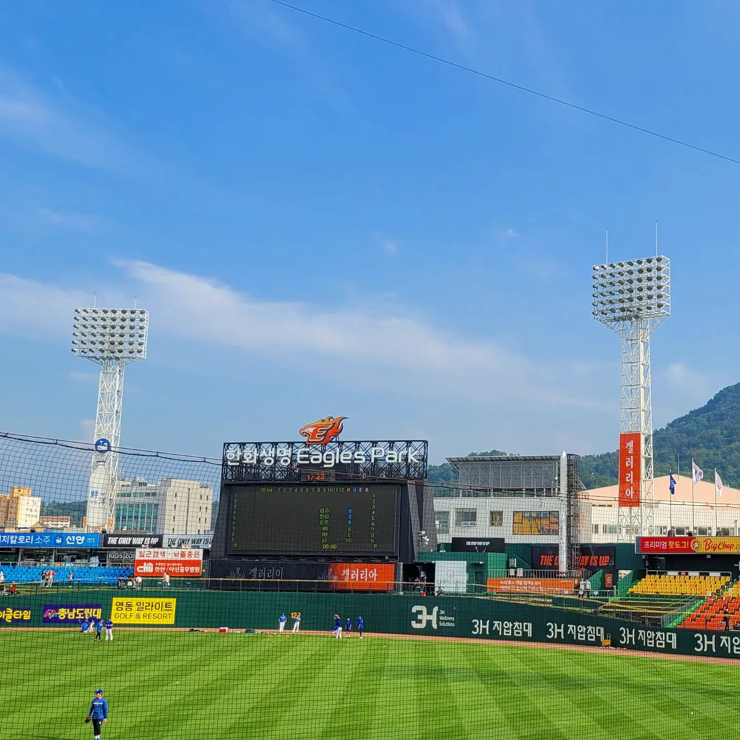 또 다시 디데이가 다가오는 중 ㅋㅋ
이사가고 싶다 ㅋㅋ
시즌 끝나기 전에 열심히 다녀야지⚾️
.
#한화이글스파크 #열심히벌어서열심히응원하자
#한화이글스⚾️ #야구응원 #한화생명이글스파크
#비야비야오지마 #야구팬환영 #한화팬⚾️