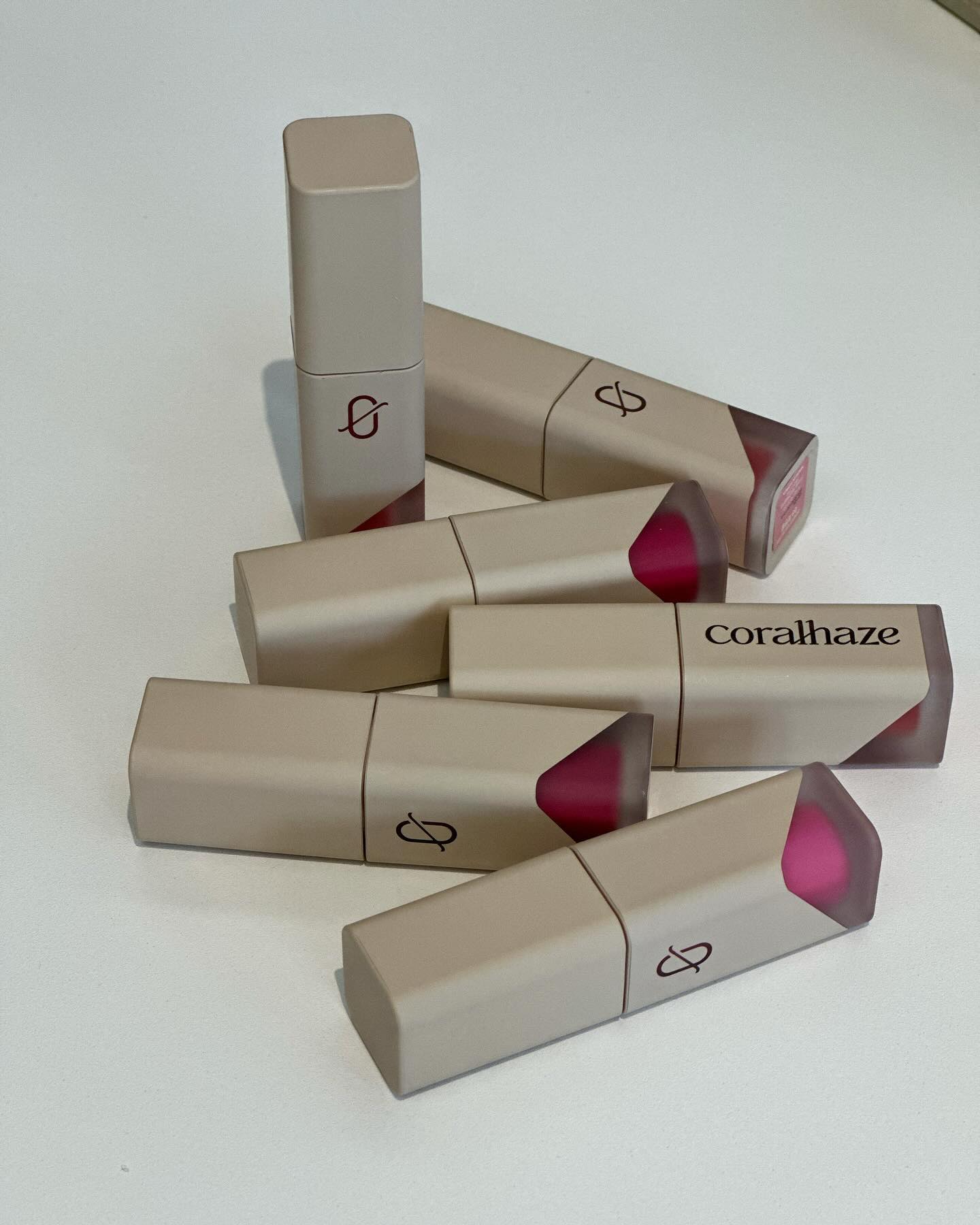coralhaze_beauty 💄💋❤️ #색조맛집 #코랄헤이즈 에서 예쁜이들이 나왔다며 보내주신, 부드럽게 감싸며 픽싱되는 #픽싱블러틴트 컬러 하나하나 예쁜데 발색도 좋고 약간의 착색이 지속력도 더해줘 입술 생기 잃을 일 없다고요?🐰 #단순선물