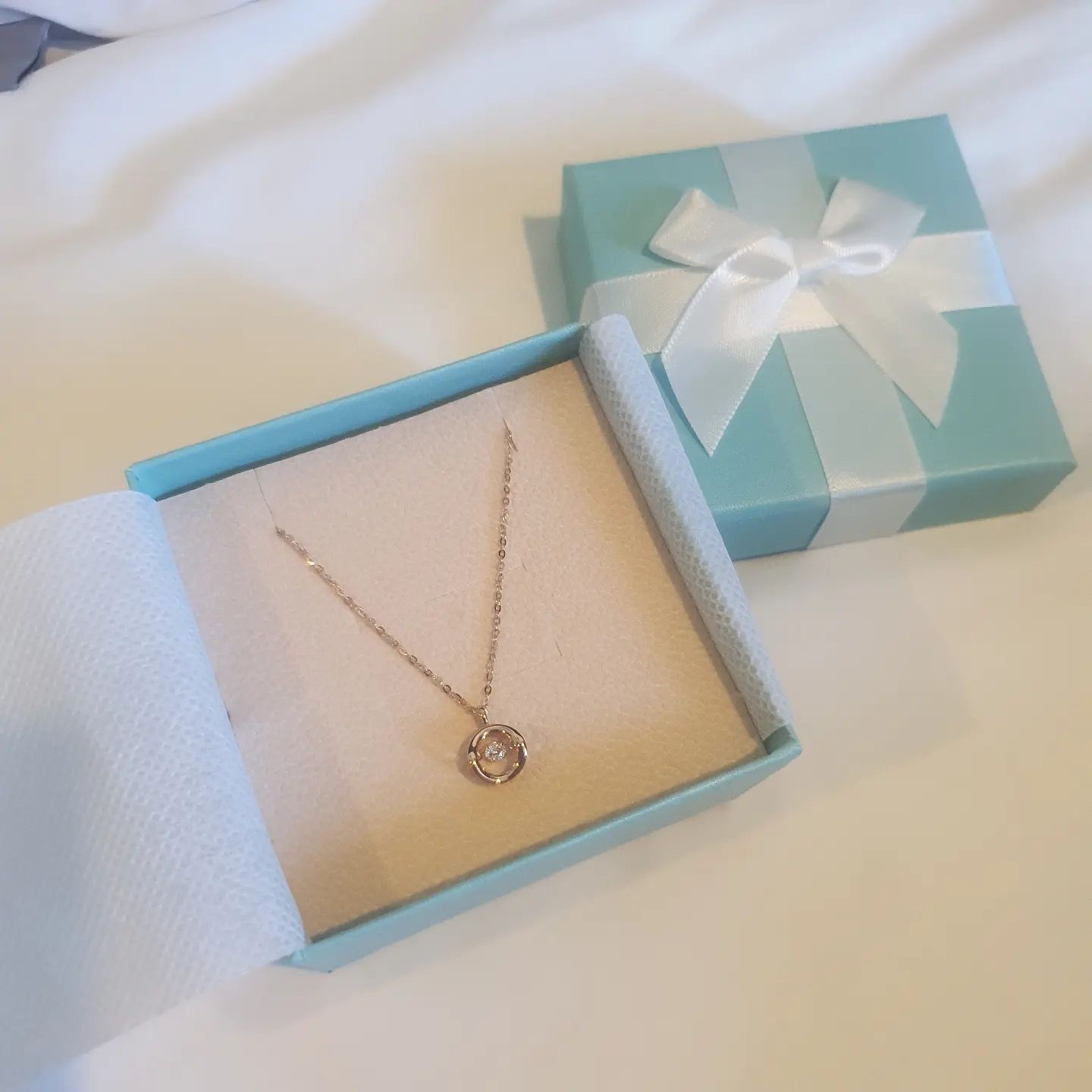 💛
휴가 2일째, 그리고 생일
두남자가 선물한 목걸이, 아빠가 준비한 선물에 
아들도 모아놓은 용돈을 20만원이나 보탰더라는♡

경주 대호당 라멘집 마제면 강추!!
주렁주렁 갔다가 
울산으로 돌아가서 생선구이 어전,
젊음의 거리 오락실, 아빠의 설욕전 실패ㅋ
숙소에서 2차, 그리고 파리올림픽 
.
.
#여름휴가 #울산 #경주 #경주주렁주렁 #경주박물관 #대호당 #어전울산성남점 #리얼레몬하이볼