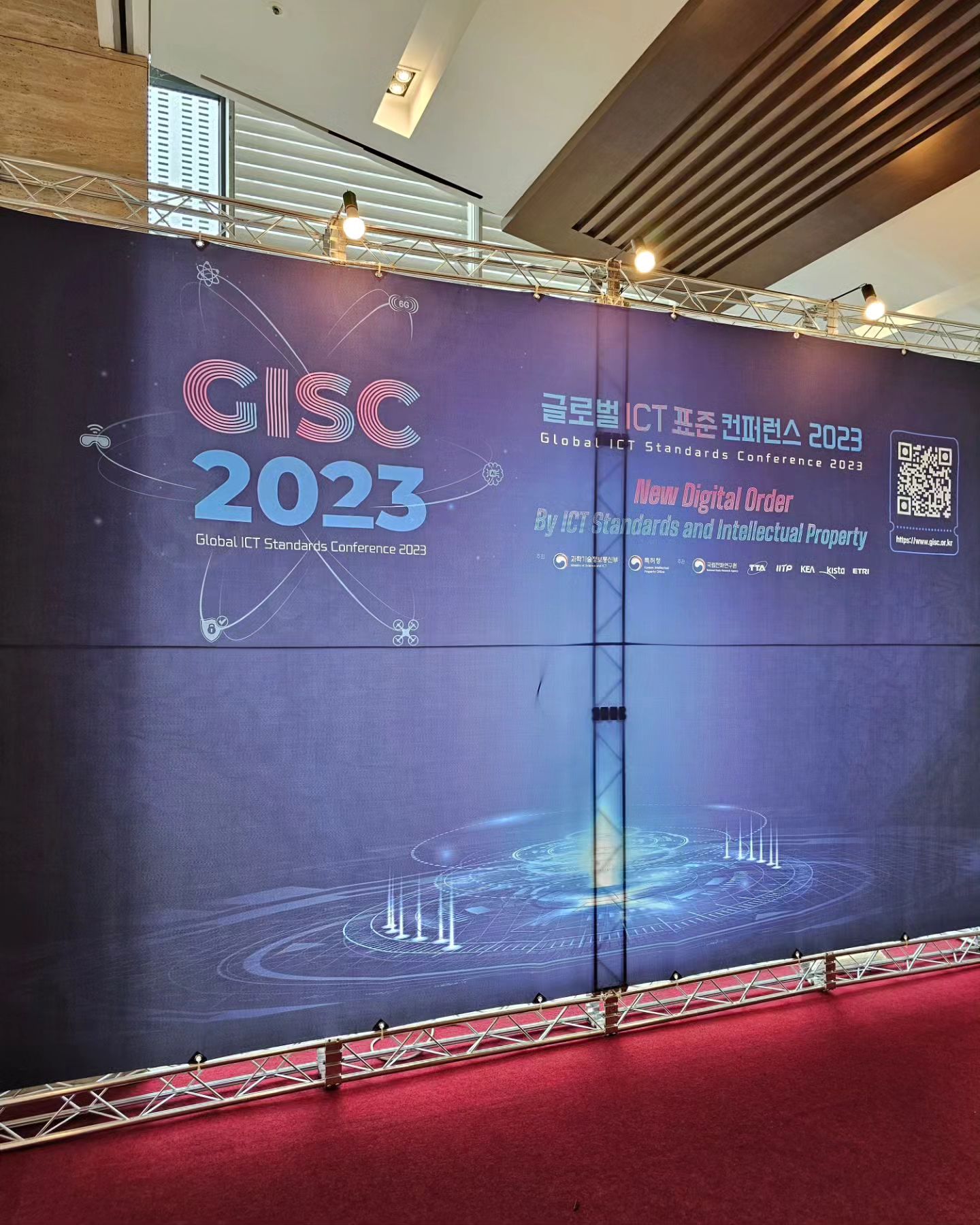 서울 양재 엘타워,
11월 6일부터 8일까지 진행되었던
글로벌 ICT 표준 컨퍼런스 GISC 2023!🥰

저는 감사하게도 크리에이터로 
선정되어 직접 참석해 ITU-T
세이조 오노에 국장님과
화상 단체 사진도 찍었어요 ㅎㅎ😅

과학기술정보통신부
특허청, TTA 등 각 정부 부처
주요인사분들도 참여하셨고

국가전략기술 6대분야
양자기술, ai기술, 미래모빌리티, 
메타버스, 사이버보안, 차세대통신 등 

기술 및 산업동향과 
국내정책현황, 해외정책현황까지
두루두루 알 수 있었던 시간이었어요~

내년에는 더욱더 좋은 컨퍼런스로 
만나볼 수 있을 거라 기대가 됩니다!👍👍

 #GISC #글로벌ICT표준컨퍼런스