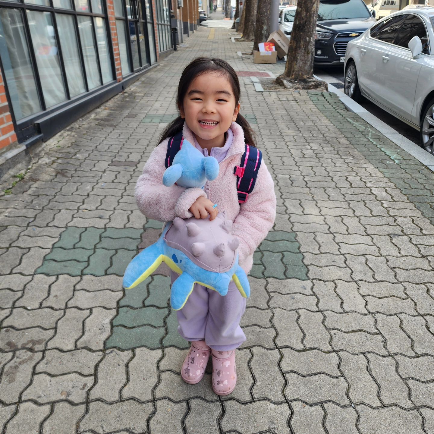 엄마는 회사로 출근!.
소율인 외할머니 댁으로 출근!.
응노삼촌 선물이 맘에 쏙 들었는지 데리고 할머니집으로~🤣 .
#오후에보자 #내일부터유치원생 #육아 #일상