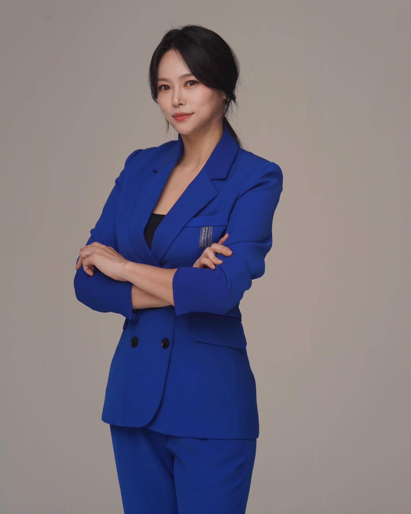새벽 5시 50분에 동탄에서 서울로 출근한지 5개월차
너무 좋은 회사에 들어온 덕분에 힘든지도 모르고 일하고 있는중😁
프로필 촬영까지 지원해주셨으니
더 전문적으로 달려보겠습니당!!!
늘 응원해주고 밀어주고 도와주시는
fantastic_jenny 대표님 
vitamina_jj 팀장님 
감사합니다❤️

#고급주거전문 #더부동산중개법인 #공인중개사