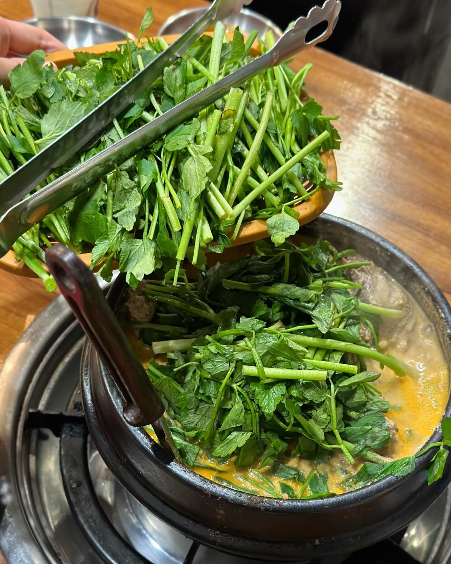 #군자 #영미오리탕

드디어 맛보다 성식영 추천맛집 군자 영미오리탕! 🦢

들깨가루 가득 들어있는 광주식 오리탕 드셔보셨어요?
끓이면 끓일수록 진해지는 녹진고소한 국물, 소주 어떻게 참아
닭다리와는 비교가 안되는 거대사이즈 쫄깃 그잡채
들깨가 들어있는 초고추장소스 알고싶다 비법..
향긋한 미나리 n회 추가는 필수, 마무리 죽은 꼭 먹어주기
안주,해장은 물론 몸보신으로는 더 최고!

📍 서울 광진구 동일로60길 53
💸 오리 한마리 61,000원(육수 2회, 미나리 1회)

#술꾼돼지_군자 #술꾼돼지 #군자역맛집 #군자맛집 #군자영미오리탕 #영미오리탕 #오리탕 #군자역술집 #군자술집 #보양식 #몸보신 #일상 #daily #먹스타 #먹스타그램 #맛스타그램 #술스타그램 #존맛 #JMT #food
