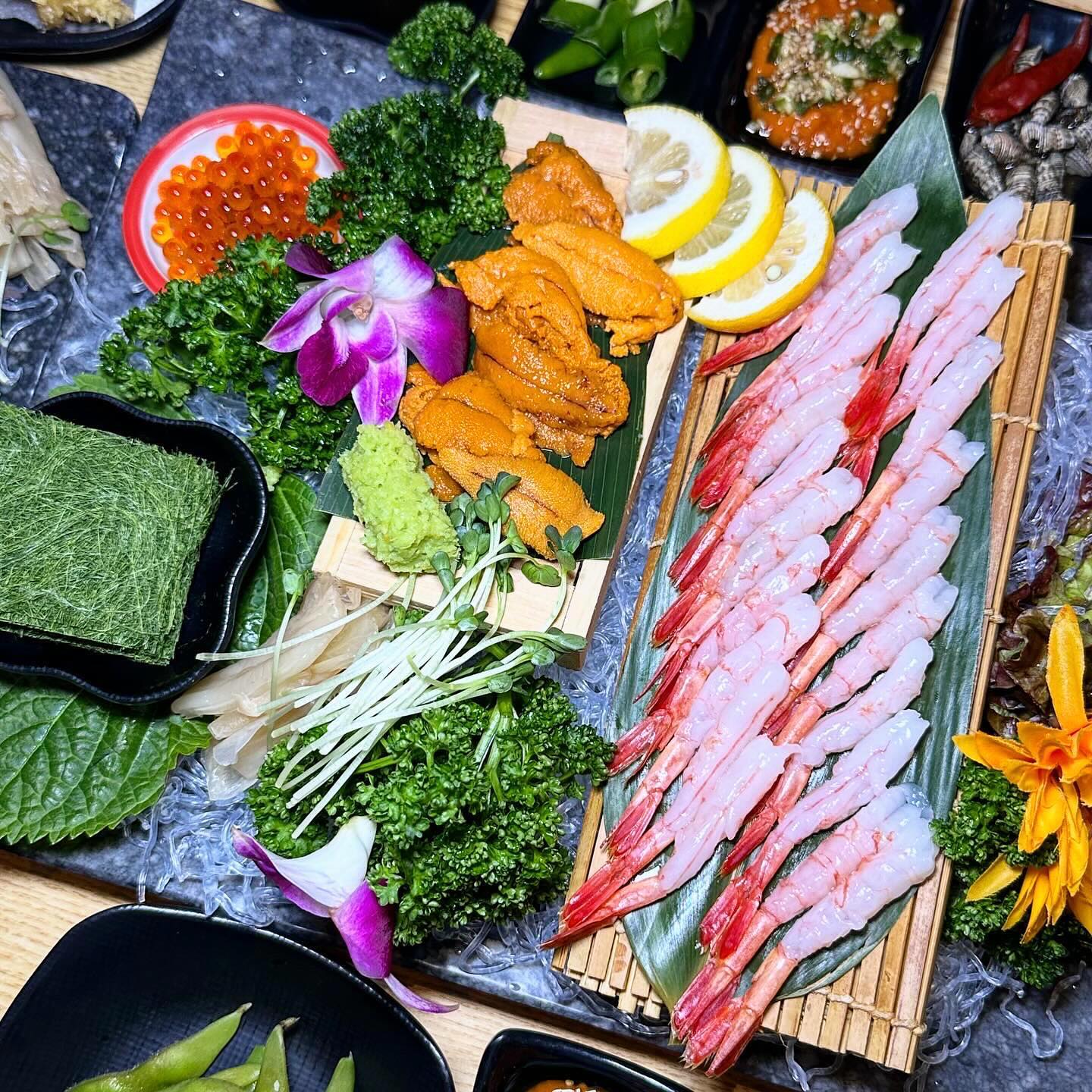 🐽 274번째 메뉴 : 동어동락 삼성본점

서울에서 제대로된 고등어회를 먹을 수 있는 #동어동락삼성본점
고등어회 잘하는 곳 얼마 없는데 
여기가면 갓 잡은 신선한 고등어회를 먹을 수 있어요!!!!

🏷️ 고등어회
고등어회가 호불호가 강한 음식인데
호불호를 이길만큼 신선하고 비린맛 없이 넘 맛있어요👍

고등어회는 확실히 잘하는 곳과 아닌 곳의 편차가 크더라구요
사장님의 비법 소스에 고등어회 찍어서 먹으면
고등어회 입문자도 고등어회 매력에 빠질 수 없는 맛 ㅠㅠㅠ

🏷️ 단새우 + 우니세트
감태에 단새우, 우니, 연어알 가득 올려서 먹으면
세상 부러울 것이 없는 맛…
바다향과 신선함을 제대로 느낄 수 있는 
단새우 + 우니 조합은 최고예요 🌊🌊

🏷️ 모듬튀김
새우, 오징어, 고구마, 맛살 구성의 튀김이예요
일식 모듬튀김은 바삭함과 고소함이 살아있어
튀김에 하이볼 한잔 딱 걸치면 최고 👏🏻👏🏻

🏷️ 매운탕
국물이 되게 시원하다고 끝 맛이 얼큰한 매운탕이예요 
마지막으로 얼큰 매운탕으로 싹 마무리 해주면, 완벽한 마무리 !!

코엑스 찐 맛집이 궁금하다면 
#동어동락 적극 추천해요 👏🏻👏🏻👏🏻

🌠 가게 : 동어동락 삼성본점
🌠 주소 : 서울 강남구 삼성로96길 7 
🌠 영업시간 : 16:00 - 02:00