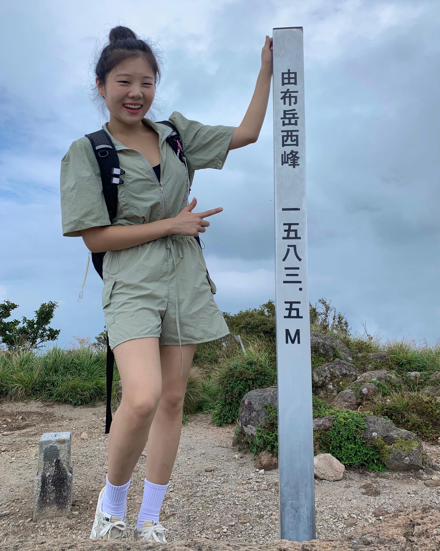 짜란~ 유후다케 서봉 정상 발도장이라니 ⛰️📍

진짜.. 여기 가본 사람이라면 이 짐과 이 우산과 이 신발로 갔다고..? 동봉아니고 서봉을 갔다고..? 라고 할꺼임...껄껄껄🥲
그러나 여기를 가지 않고는 돌아와서 후회할것같았기에>_< 꼭 민정스러운 여행이여야했다구 🤟

시작은 혼자였지만 너무 친절하신 Mr.deer 🦌 & Mr.hank🥾를 만났고 덕분에 너무 든든하고 행복했던 산행이였지롱 히히히🤭 🫶 
( 뜻밖의 드라이브와 음료, 커피까지도요!!! )

아 그리고... 혹시나 정보가 필요하시다면 언제든 편하게 DM주세요 🌝

#후쿠오카 #유후인 #유후다케 #유후산 #yufumountain #由布岳 #서봉 #등산 #등린이 #혼자여행 #뚜벅이여행 #⛰️