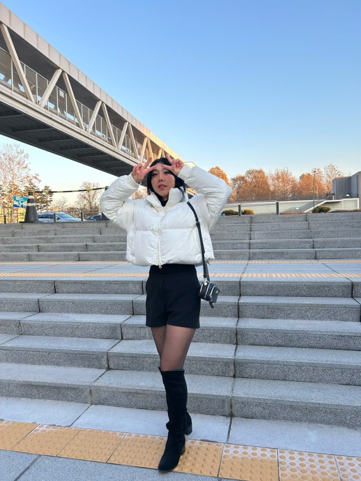 비바브라운 데일리룩 패딩추천 크롭패팅 코디: 하이넥 크롭 숏패딩
