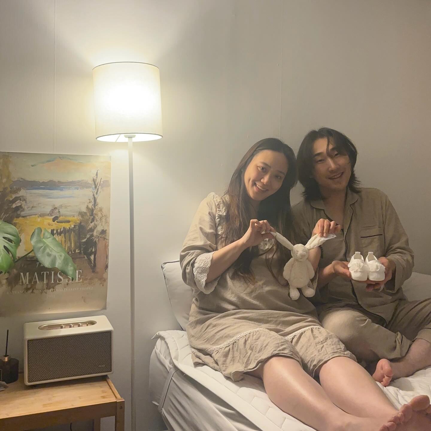 #태교여행 #제주도
_
예쁜 꼬까신 신고 같이 제주도 가자🤭
사랑해❤️

*생얼주의
*자려고 누웠다 찍음
_
#제주도 #신혼부부 #임신33주 #만삭 #임신 #임신후기
#여행 #부부 #셀프만삭사진 #만삭사진 #쩡쩡오메가