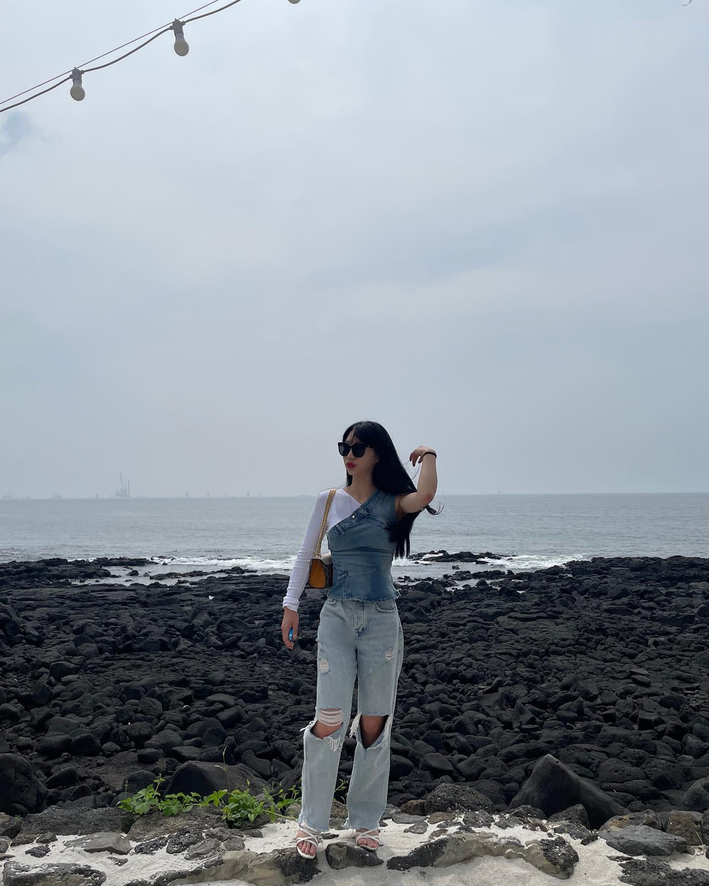 입고보니 ZARA 룩..
그건 그렇고 부부동반 여행 온 아줌마 같냐 왜.. 
-
-
-
한쪽 팔만 있는 샹크스 티 : zara 
또 어깨 한쪽만 있는 데님 탑 : zara 
무릎 보이는 서울역 청바지 : zara 
구두지만 슬리퍼같이 나온 샌들 : hm