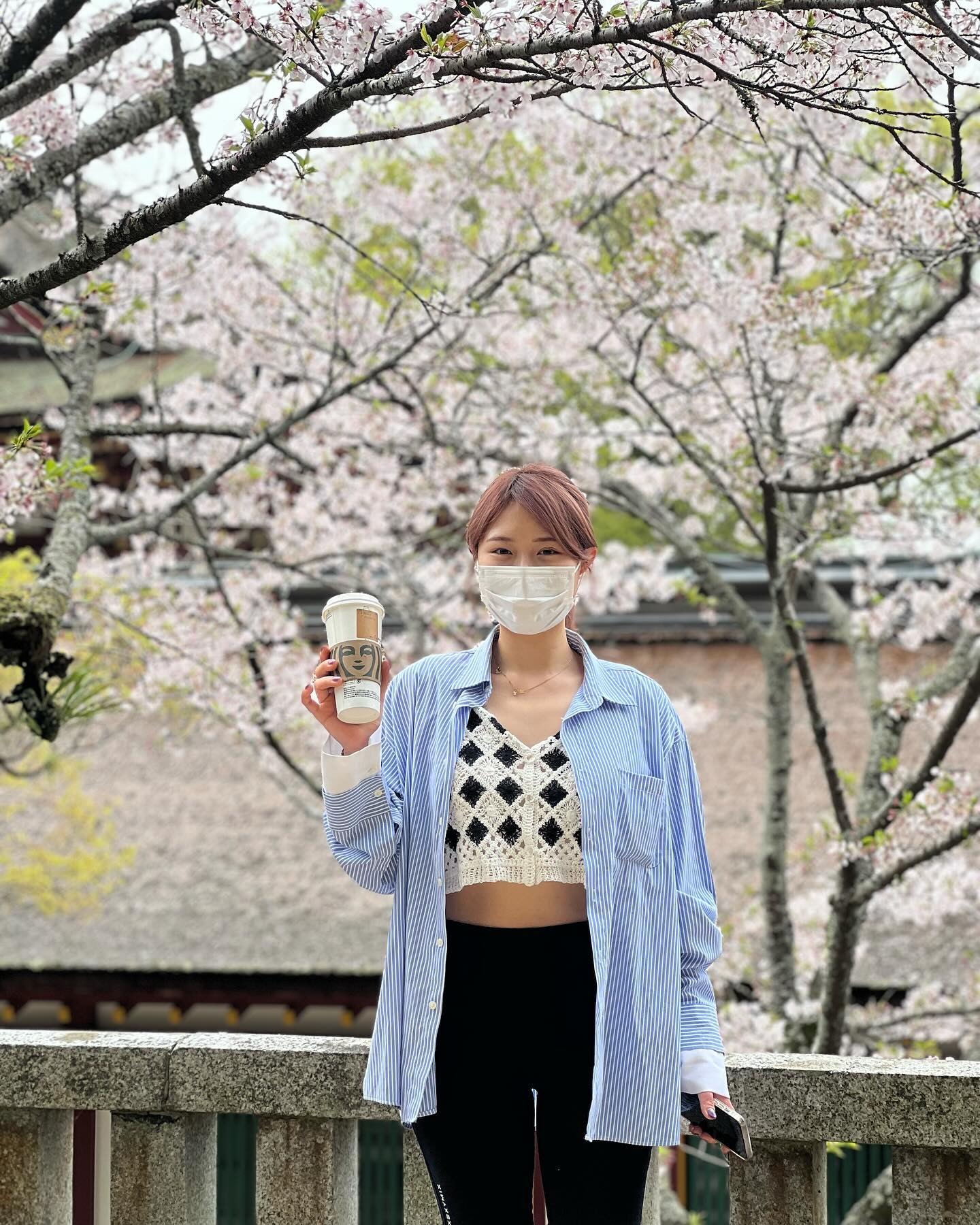 24년 4월 5일 기준, 후쿠오카 벚꽃 만개 기념
후쿠오카 벚꽃 명소 2곳 추천 피드 🌸
.
.
.
.
.

1️⃣ 마이즈루 공원 안 티켓 끊고 입장하는 곳 

오호리 공원은 입장권이 없는 대신 벚꽃이 많지 않아서
무조건 마이즈루 공원 안쪽 푸드 트럭이 있는 곳으로 이동 !

우리나라에 비해 벚꽃이 많지 않아서 티켓 구매 후,
지정된 장소에서 벚꽃 구경, 사실 첫 번째 스팟이 제일 좋아서
1곳만 갈 수 있는 티켓 끊는 걸 추천 🥹

2️⃣ 다자이후 텐만구(천만궁)

하카타역(혹은 후쿠오카 공항)에서 버스타구 1번에 갈 수 있는 다자이후 !
다자이후에 거의 도착할 즈음 버스 안에서 벚꽃 구경하고

내려서 다자이후 텐만구 쪽으로 걸어가면서 사쿠라 아이스크림 🍦🌸
또는 다자이후 스타벅스에서 일본 한정 메뉴 커피☕️ 들고 
구경하는 걸 추천하고 입장료 없이 벚꽃 핀 신사 구경 가능 🥺

일본은 낮 기온이 25도, 밤에는 10도 정도 떨어져서 쌀쌀하니
가벼운 긴팔 정도 입고 얇은 외투 챙기는 거 추천 👀

인생 버킷리스트 < 일본에서 벚꽃 구경 > 하나 이뤘다 🩷

벚꽃구경은