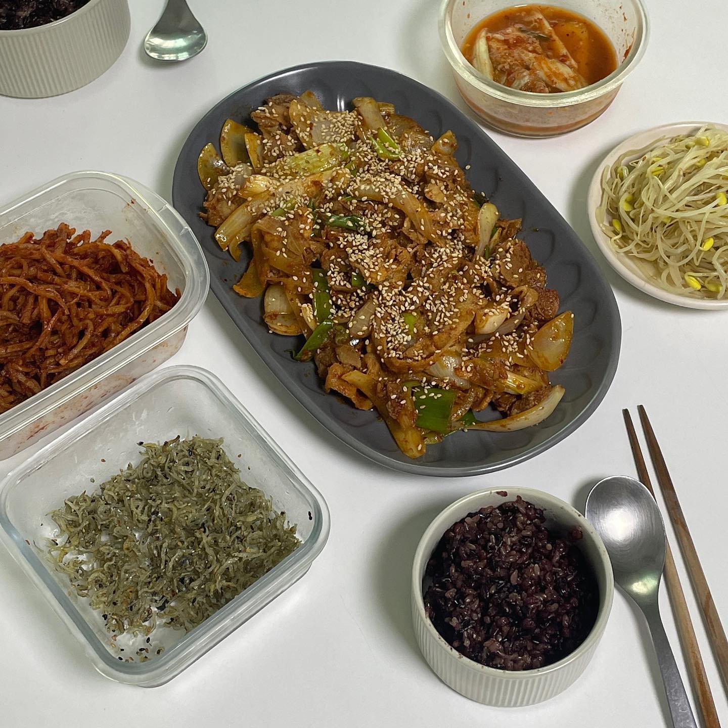 #율스식사 ヽ( ᐛ )ノ

오늘의 아점저 식사기록 📝
오늘 아침 남편이 해준 빨간맛의 #삼겹살불고기 
진짜 너무너무너무 맛있다 ❤️
저녁엔 #프링글스 오리지널 맛 한 통 혼자 다 먹었다 😋

#다이어트#식단공유#건강한끼#집밥#마음챙김식사 🫶🏻#헬스#러닝#등산#오운완#직장인식단기록#식단기록#건강밥상 #집밥스타그램#다이어트요리#요리왕#아몬드브리즈#제철과일