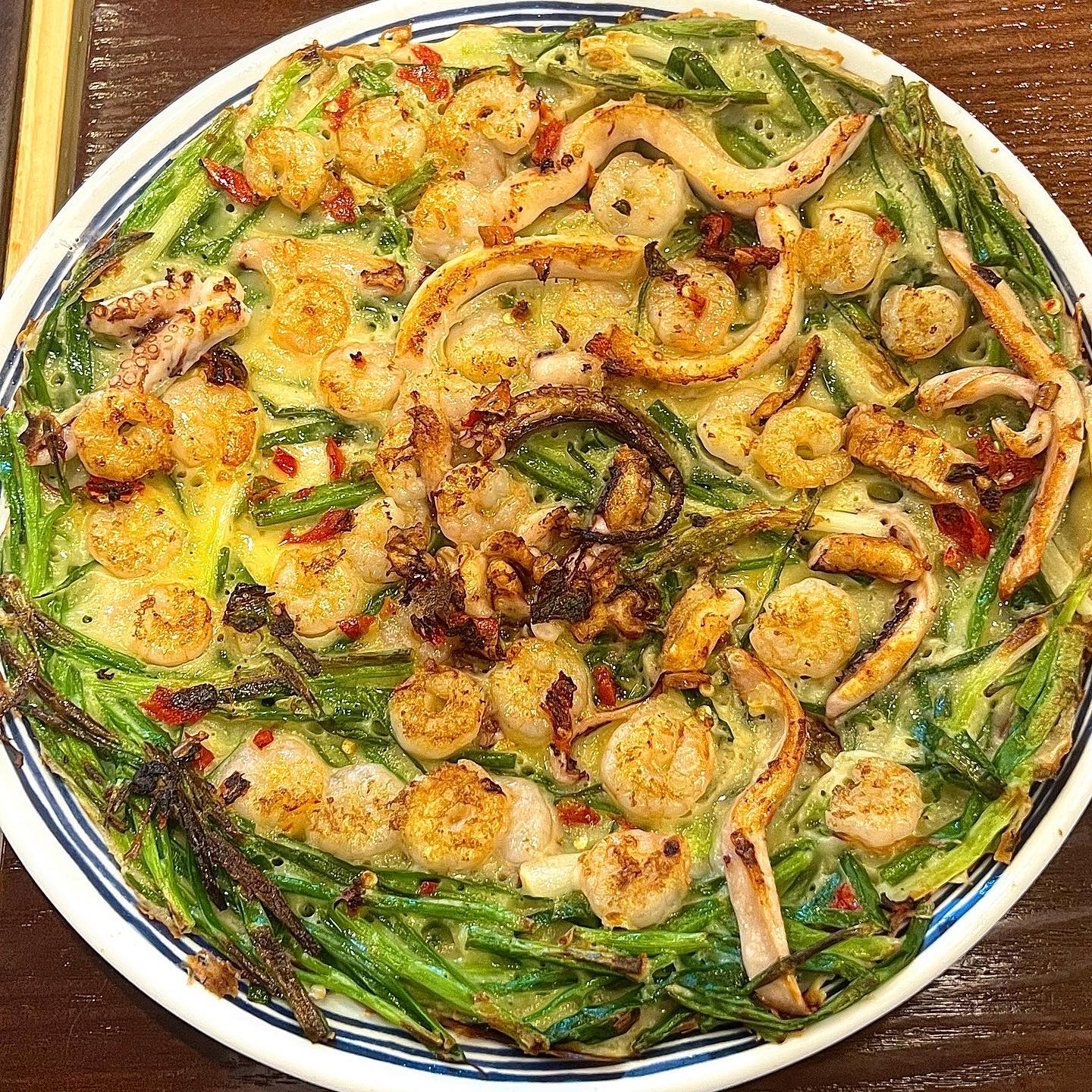 미나리로 탑먹은 청주 칼국수 맛집
미나리 러버 모여라🌱

청주 분평동사거리에 위치한 장원갑칼국수는 미나리를 아낌없이 넣어주는 칼국수 맛집이에요. 새우오징어전, 미나리칼국수에 미나리가 왕창 들어가있습니다❤

다른 샤브칼국수집과는 차별성을 둔 장원갑칼국수는 생미나리와 육수에 익힌 고기, 야채를 참기름장 또는 갈치속젖에 찍어먹는데 세상 맛있어요🤤 미나리 향이 좋고 고기랑 정말 잘 어울립니다.

칼국수면도 자가제면으로 두께 1M, 넓이 8M에 맞게 재단하여 만드시는데 쫄깃하고 육수를 잘 품어서 김치없이 먹어도 맛있는 칼국수에요.

사이드인 새우해물파전은 꼭 드셔야 합니다! 새우, 오징어가 젓가락을 집을 때마다 잡히는 전은 여기밖에 없을거에요. 전에도 미나리가 가득해서 향긋하게 해물과 같이 즐길 수 있는 전입니다👍🏻👍🏻

육수는 하얀, 얼큰, 마라가 있는데 개인적으로는 얼큰이 맛있는 것 같아요! 미나리 향이 강해 자칫하면 묻힐 수 있는 육수 맛이 얼큰한 육수는 조화롭게 어울립니다.

피날레를 장식할 들기름 깍두기볶음밥❤ 무료제공이라 필수 주문품입니다. 여기도 미나리가 들어가는데 잘게 썬 깍두기랑 정말 잘어울려요👍🏻 볶음밥배는 남기는 걸로!

🌱차돌미나리칼국수 (1인 13,500원)
🌱새우해물파전 (13,500원)

✅장원갑 칼국수 청주점

🔹위치: 충북 청주시 서원구 용평로 100
🔹영입시간: 11:00 - 20:30
15:00 - 17:00 브레이크타임
매주 월요일 휴무
🔹전화번호: 0507-1449-1173

#청주맛집 #분평동맛집 #청주칼국수 #서원구맛집 #청주현지인맛집 #청주맛집추천 #분평동칼국수 #청주핫플 #청주회식 #청주모임 #칼국수맛집 #칼국수 #맛스타그램 #먹 #먹팔 #먹스타 #먹팔해요 #먹스타맞팔 #먹팔맞팔 #먹방스타그램 #먹스타그램맞팔