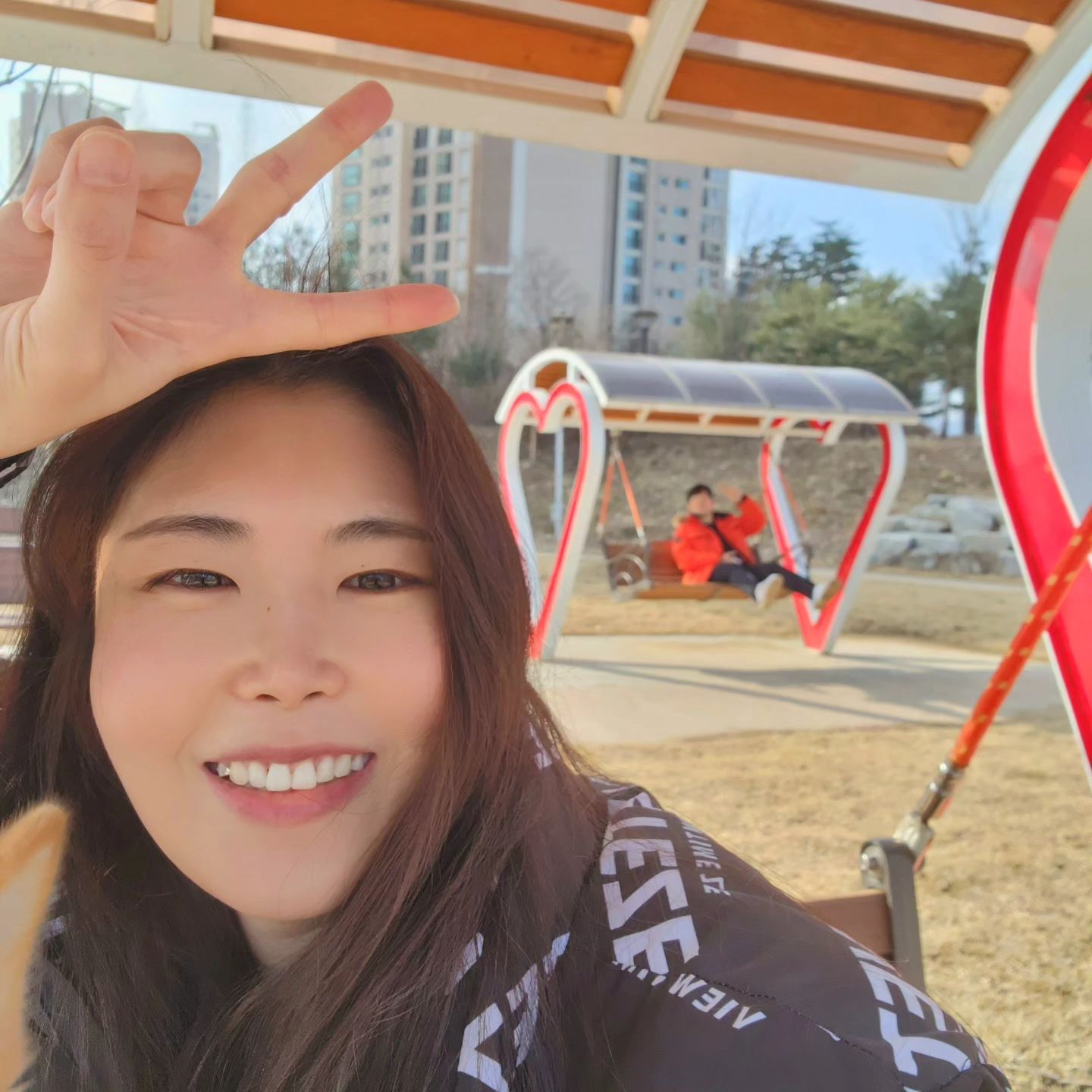 바쁘지만 행복한 요즘❤️

오늘도 설탕이와 산책 후 
본식 때 사용할 노래들과 식순들 찾아보고
우리가 부를 축가도 고르고,
그 와중 온라인 수익 문의도 꾸준히 이어져서
너무 바쁜 하루를 보냈어요!

남자친구와 함께 본식에 대해 이야기하는데
점점 실감이 나면서 너무나도 설레이더라구요!✨️

아! 저희 축가 저희가 부르기로 했는데
남진-둥지 부르기로 했어요😆 

(이 노래 아시는 분들 있으실까용🙈)

저희는 저희답게 
유쾌하고 신나는 분위기로 만들어보려구요❤️

울 인님들은 어떤 분위기의 결혼식을 선호하시나용?😆❤️