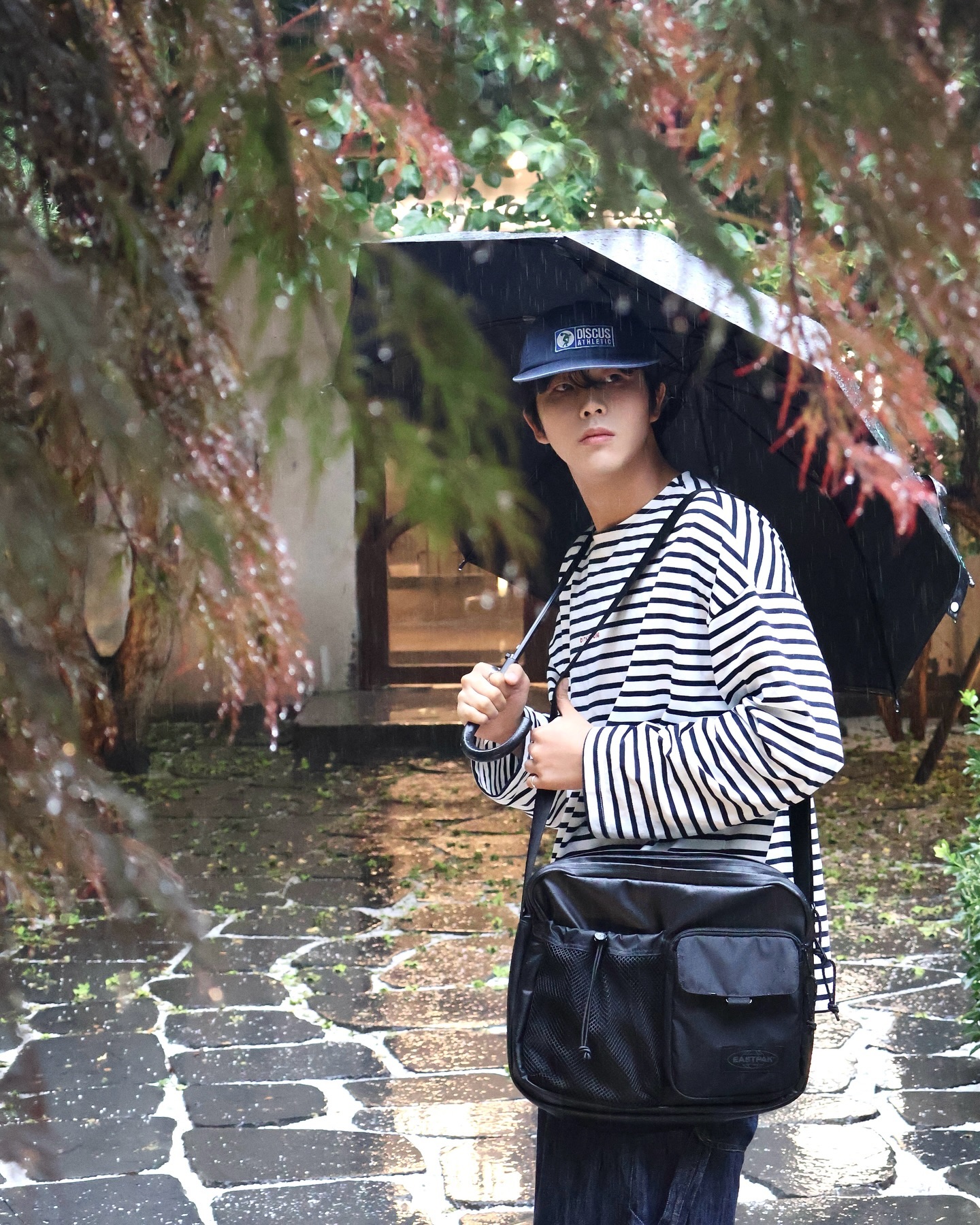 #광고 비가 온다..☔️
 
eastpak_korea 🧳
‘KR SMU 타프 메신저백 사첼 M EOCBS05 008’
방수도 되고 주머니도 많아서 휘뚜루마뚜루 입기 딱!👍
 
#이스트팩 #eastpak #메신저백 #가방추천 #남자가방 #남자가방추천