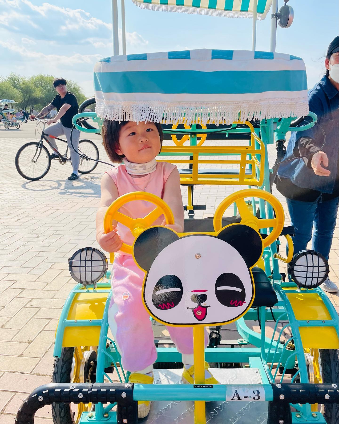 마차 자전거 타기💖💖
해윤이가 또 너무 재밌어해서 다행💖
그담 르네시떼 구경하기
해윤이옷 이쁜거 있음 살라했는데 
할미의 체력고갈로 못삼ㅋㅋㅋ
담에 가기로 ㅋㅋ