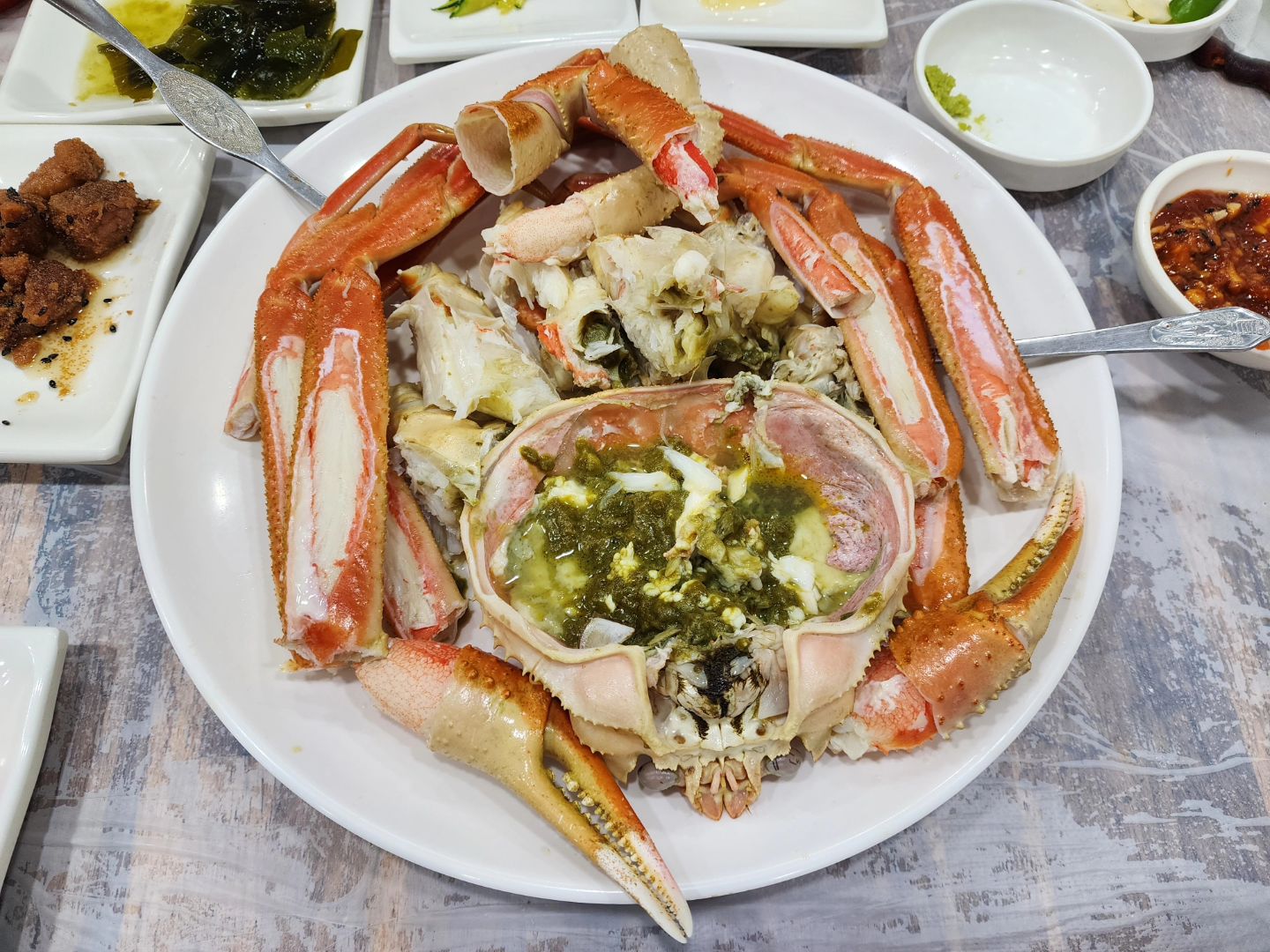 속초 아바이마을에도 활어회센터가 있다!!
아바이마을활어회센터는 청호동에 위치하고 있고
두만강호는 활어회센터 안에 위치하고 있다
#두만강호

애견동반이 가능한식당으로 강아지, 고양이
심지어 사자, 호랑이도 가능하다고 하셨다 🐶 🐱 🦁 🐯 

양식과 자연산 회를 모두 맛볼 수 있고
시그니처메뉴인 세트메뉴를 주문하면 자연산모듬회+대게+뼈매운탕 이 세가지를 모두 맛볼 수 있다

스끼다시가 많이 나오는 것 보다 임팩트있는 자연산비단멍게와 자연산모듬회를 택하리라! ❤️ 
오늘 자연산모듬회에는 자연산광어와 자연산도다리 등장
입안에서 살살 녹는 자연산회는 초장보다 간장이 제맛이다 👍 

먹기 좋게 손질되어져서 나오는 대게는 수율이 어마어마하다
설마설마 하는 부위까지 대게살로 꽉꽉 채워져있었다 🦀 

얼큰하고 진한 육수의 뼈매운탕과 게딱지볶음밥은 든든하게 속까지 채울 수 있었다

2824.07.20 SBS PLUS 패밀리가왔다 영국편
가족들이와서 먹고 간 맛집 📺 

🏠 강원 속초시 설악금강대교로 15 (청호동) 아바이마을활어회센터
⏰️ 정확한영업시간은 잘 모르지만 점심 저녁 모두가능
매월 2,4째주 수요일 휴무
☎️ 033-631-5232
※ 애견동반, 주차, 추천메뉴 대게세트

#속초여행 #속초맛집 #속초가볼만한곳 #sokcho 
#두만강호 #아바이마을맛집 #아바이마을활어회센터
#속초횟집 #패밀리가왔다 #패밀리가왔다맛집 #패밀리가왔다속초 #속초현지인맛집 #대게 #속초대게 #청호동맛집 #청초호맛집