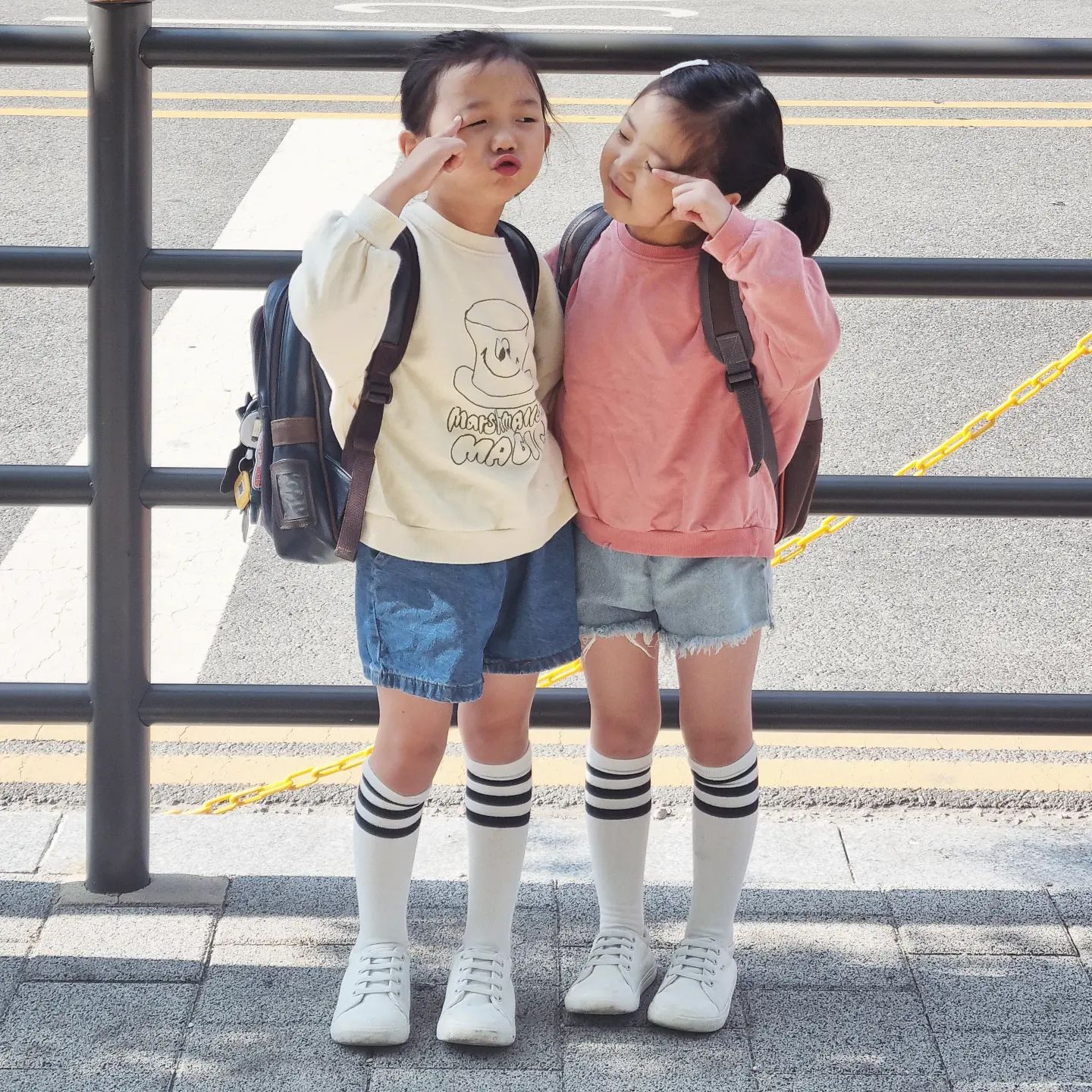 .
친구 생일선물 준다고 신나게 가신 자매님들.
잘 다녀와.
 
 
#자매스타그램 #쌍둥이아님 #막내가많이큼 #딸스타그램