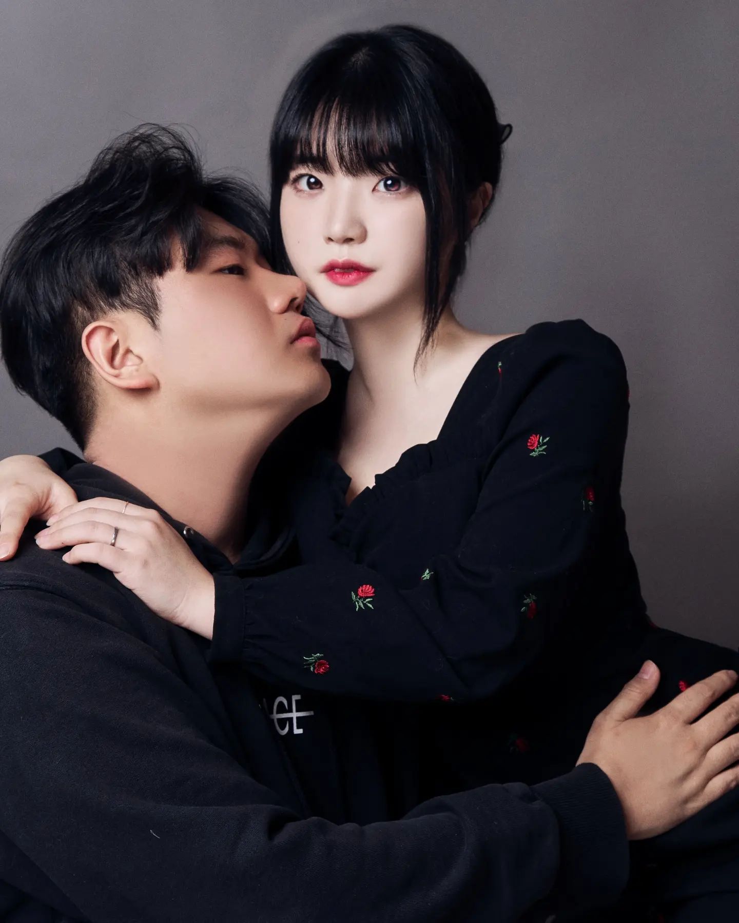 #협찬

2024년 첫 우리👩‍❤️‍💋‍👨

시작을 너무 아름답게 남겨주신 작가님..💖

마음에 드는 컷이 많아서

웬만하면 고민안하는 우리,,

뭐가 더 나은지 고심해서 고름🤣

.
.
.
#커플사진 #커플이미지사진 #서면사진관
#서면스튜디오 #미카스튜디오 #사진포즈 #좋반